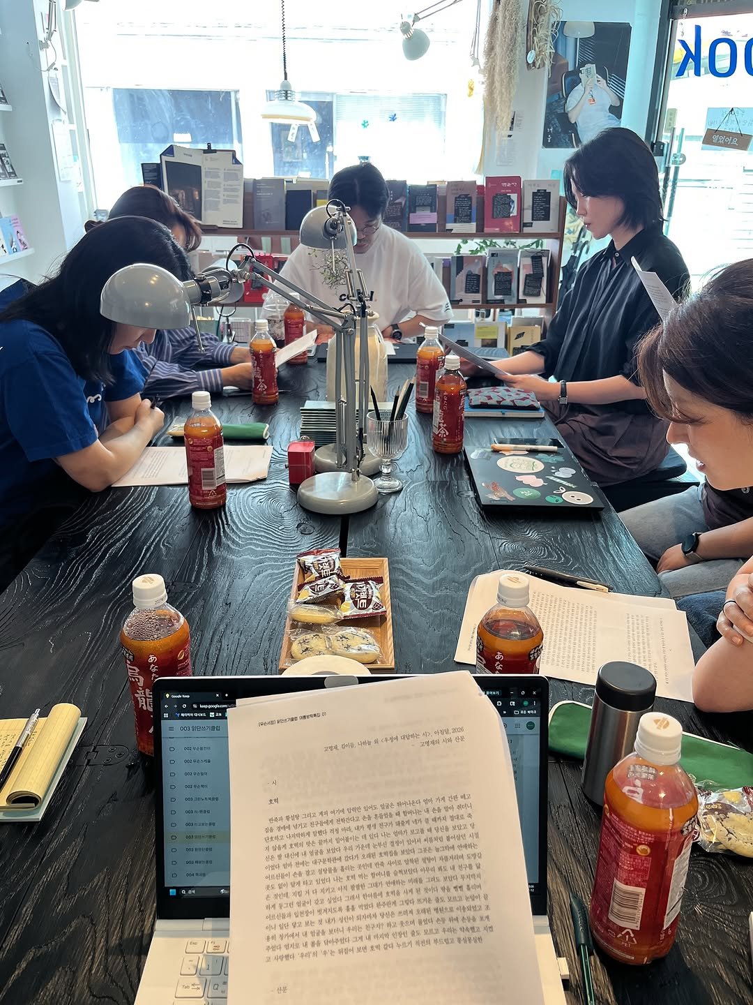 musn_books 게시물 이미지: #무슨 은 #지금

서점에 있던 책들을 옮겨온 집 책장은 여전히 어수선합니다. 
그...