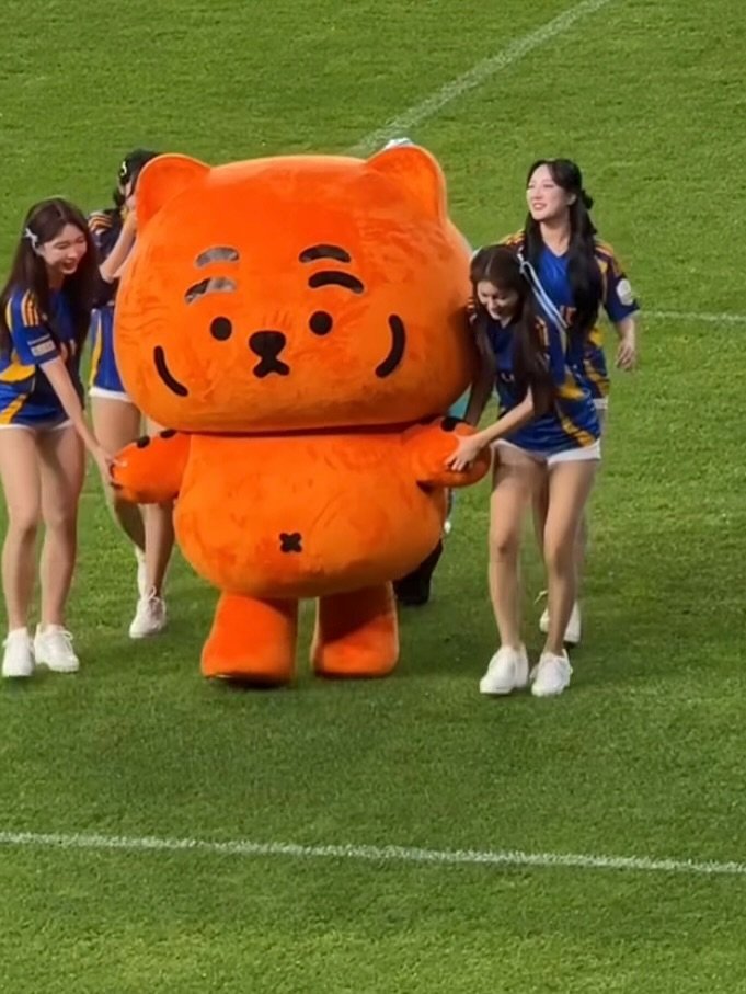 Photo shared by MUZIKTIGER 무직타이거 on August 09, 2025 tagging @uhdfc_1983, and @muziktiger. May be an image of 3 people, bear and text.