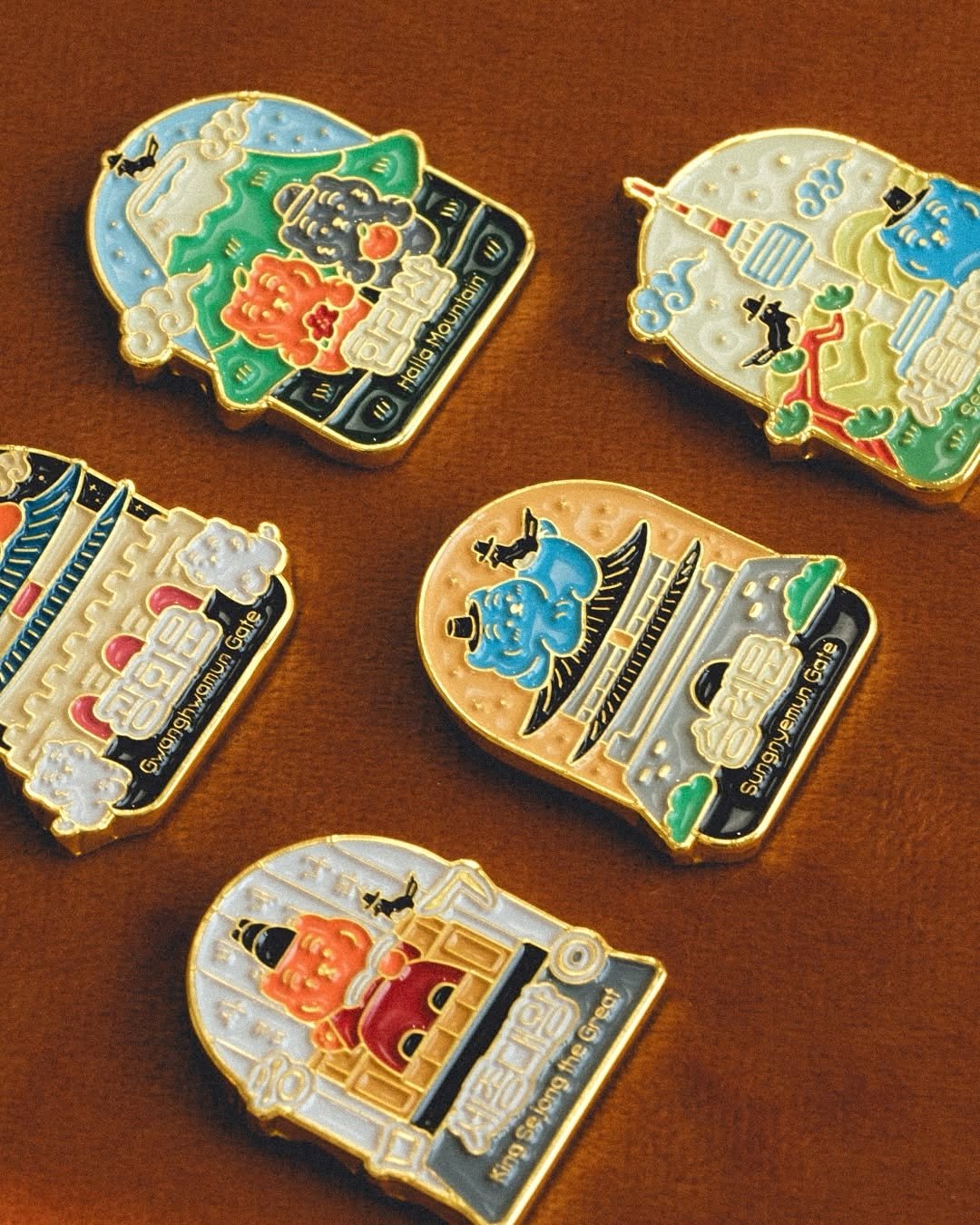 Photo shared by MUZIKTIGER 무직타이거 on November 11, 2025 tagging @muziktiger. May be an image of button, belt buckle and text that says 'วช 한라산 Mountain nAЛ I Halla 광화윤 GwonghwamunGo 공외뮨 ዓካ Gate womun Gwong 슬려문 Gote Sungnyemun 使口 세종대 Gr eat the sejcng King'.