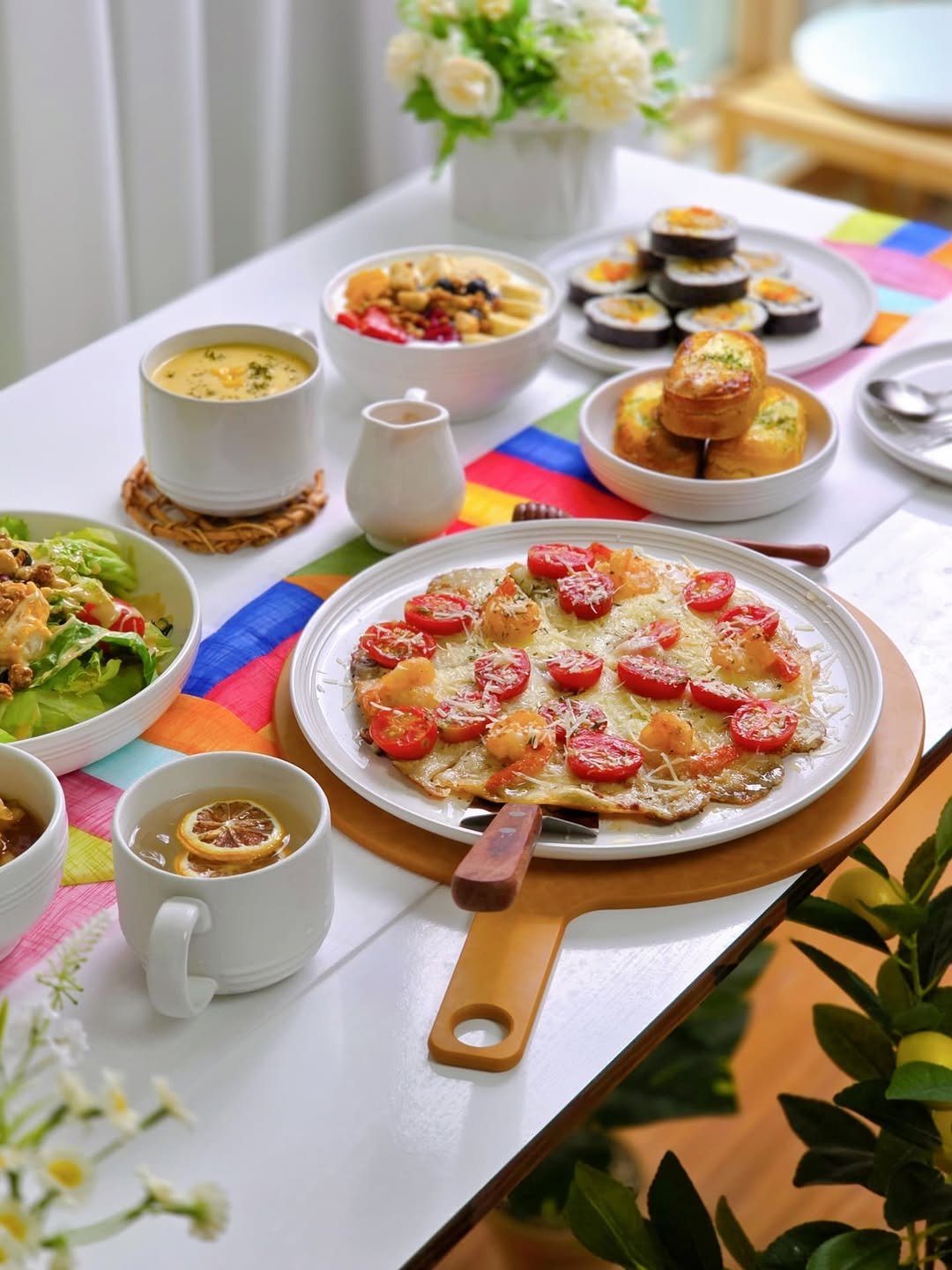 Photo shared by 미니워니 남매맘 김연주 on September 05, 2025 tagging @lecreuset_korea. May be an image of tart, potpie, tableware, toast, pancake, chinaware, saucepan and text.