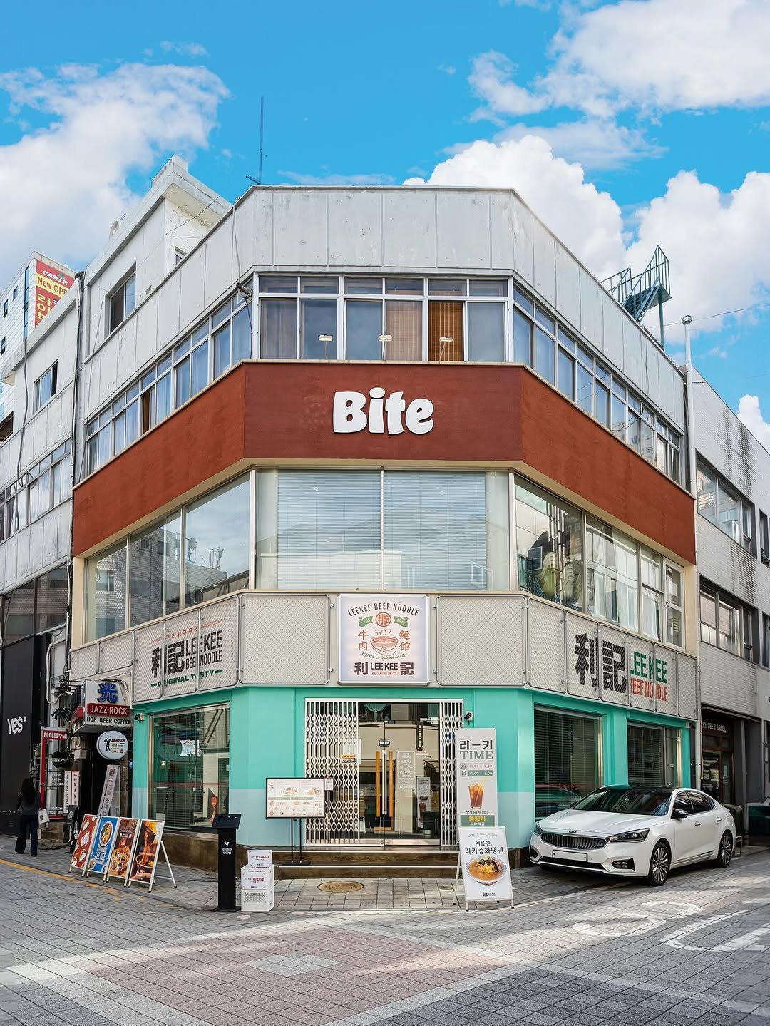 Photo shared by 마이시즌｜미식 공간 소개 on September 28, 2025 tagging @leekee.official. May be an image of 1 person, signboard, newsstand, street, buildings and text.