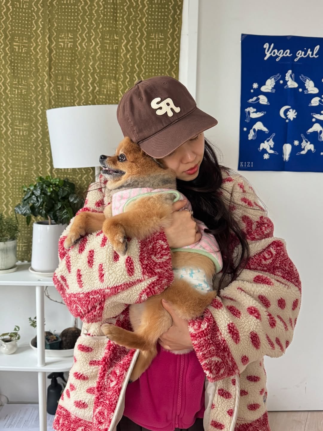 Photo by 요가맑음☘️ on February 16, 2026. May be an image of Pekinese, chihuahua, fur, blanket and text.