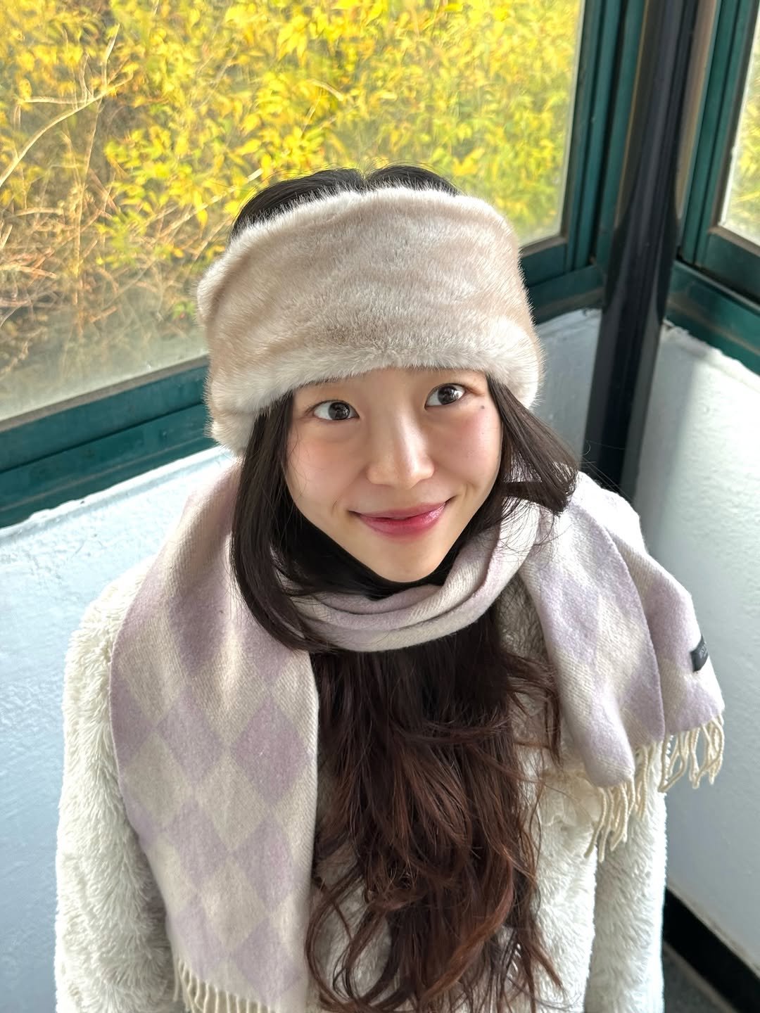 Photo shared by 요가맑음☘️ on December 02, 2025 tagging @sunnyoga_bok. May be an image of hat, scarf, duffle coat, goosedown coat, parka, beret, shawl and text.
