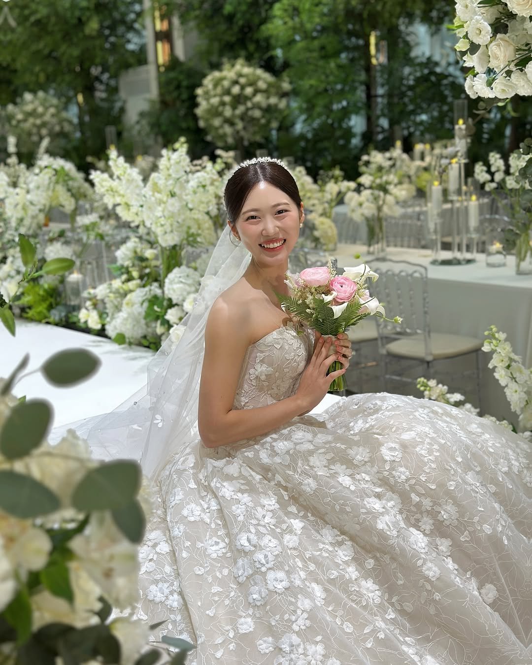 Photo shared by 안채린 on May 17, 2025 tagging @bong2_s2, @soyoobridal_official, @hmson2000, @commenana_official, @osh_makeup_, @door.snap, @linkseoul_wedding, and @wed__bor. May be an image of 1 person, gown, dress, baby's-breath, wedding and text.