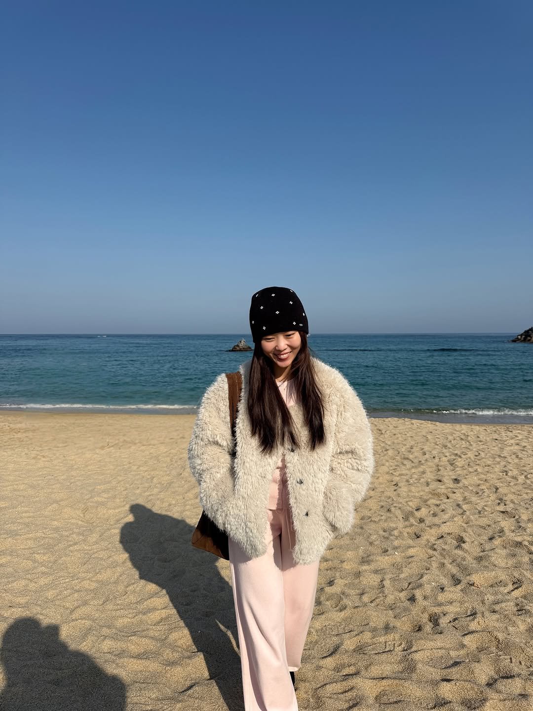 Photo by 안채린 on December 07, 2025. May be an image of parka, ocean, coast and text.