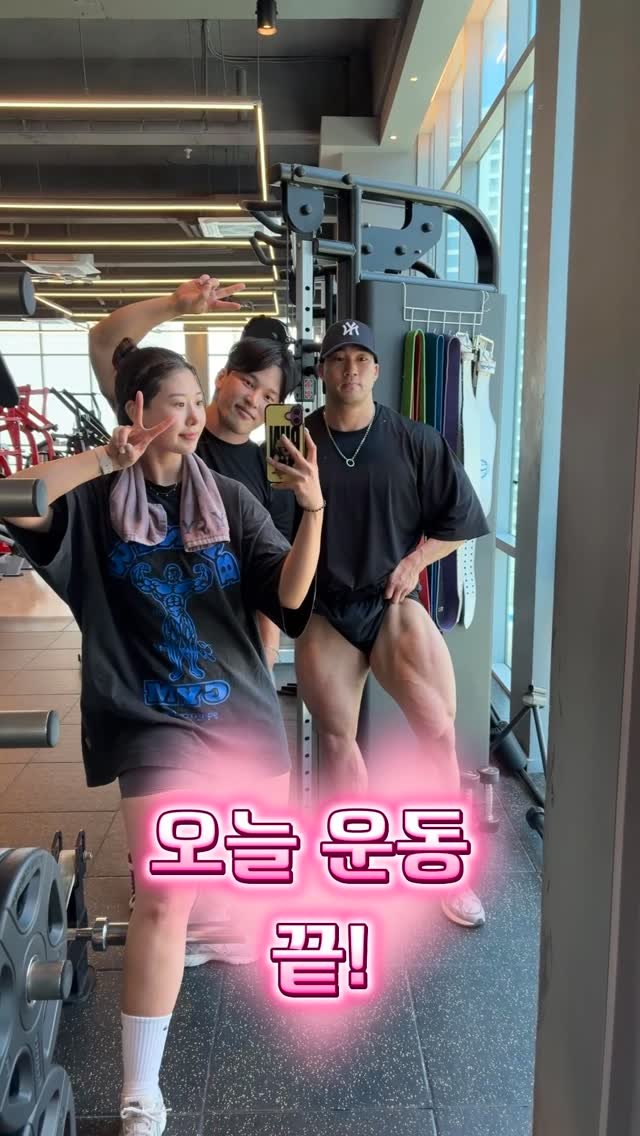 myeonzzzi_yaa 게시물 이미지: 무서운 빌더 둘에 가녀린(?) 여자트레이너인 
제가 같이 운동 어떻게...