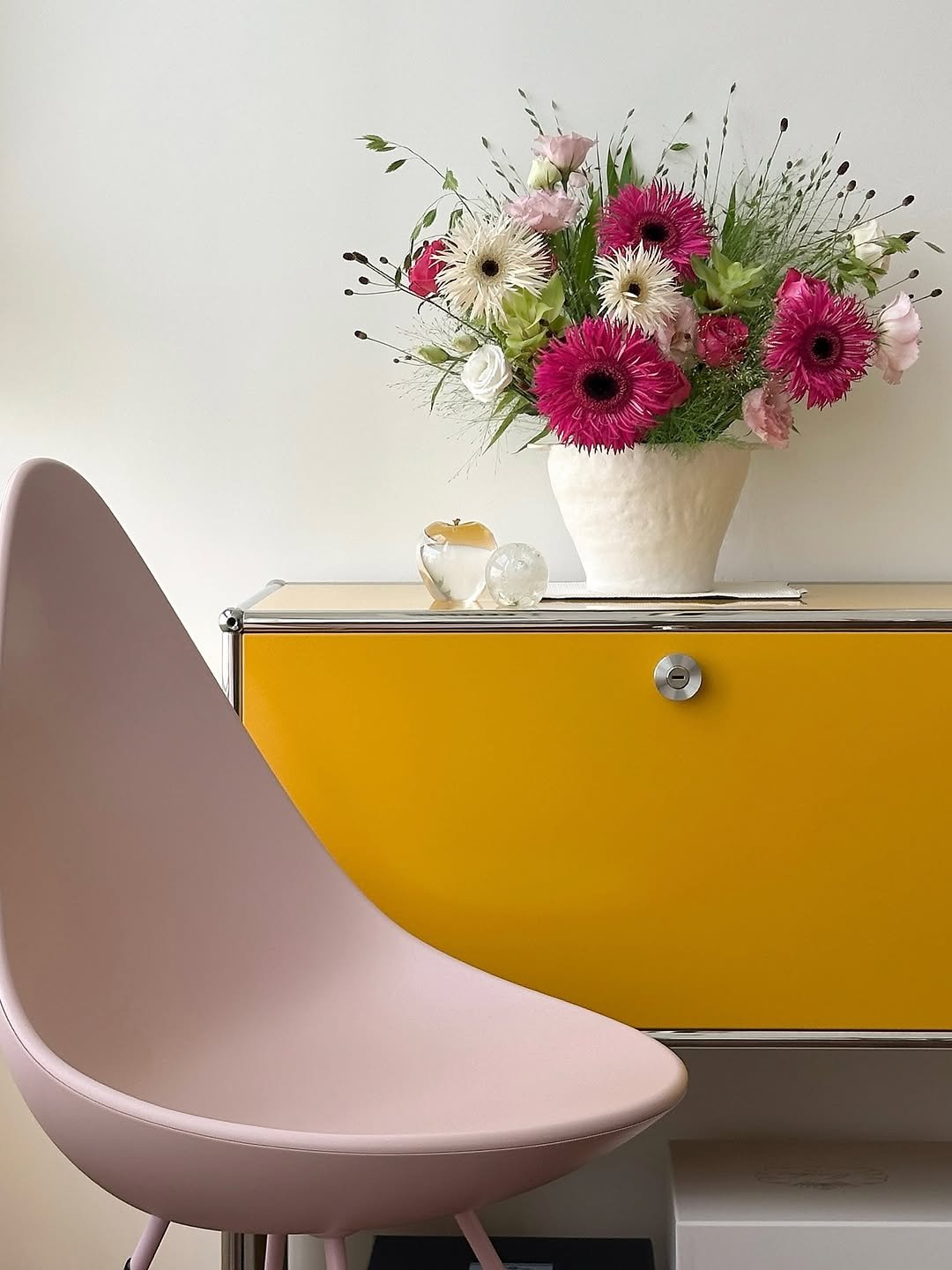 Photo shared by 마페하, myfavehobby on August 03, 2025 tagging @fritzhansen, @usmmodularfurniture, @spacelogickorea, and @fritzhansen_korea. May be an image of bouquet, flower arrangement and text.
