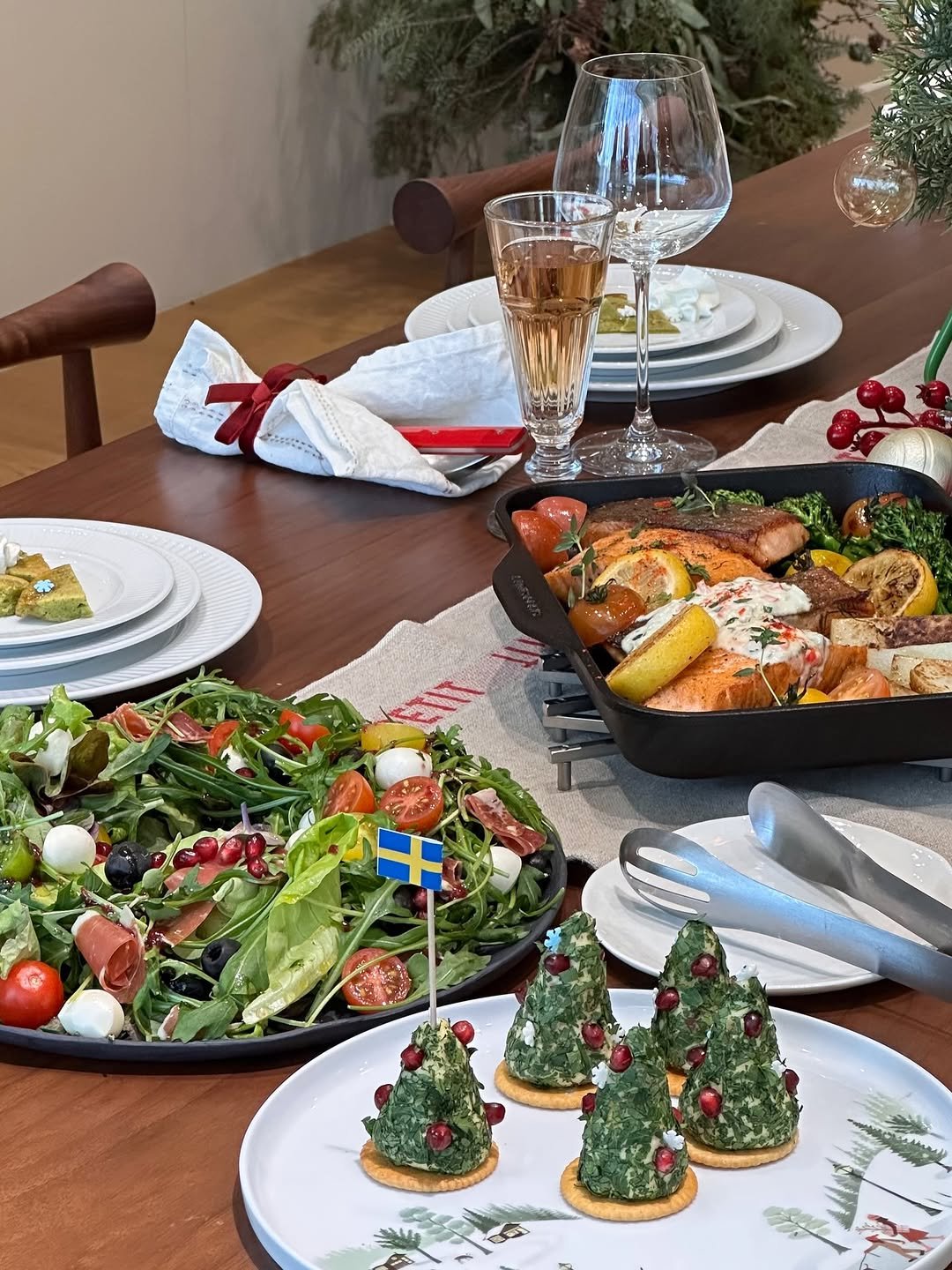 Photo shared by 마페하, myfavehobby on December 26, 2025 tagging @skeppshult_korea. May be an image of napkin ring, platter, kitchenware, cutlery and text.