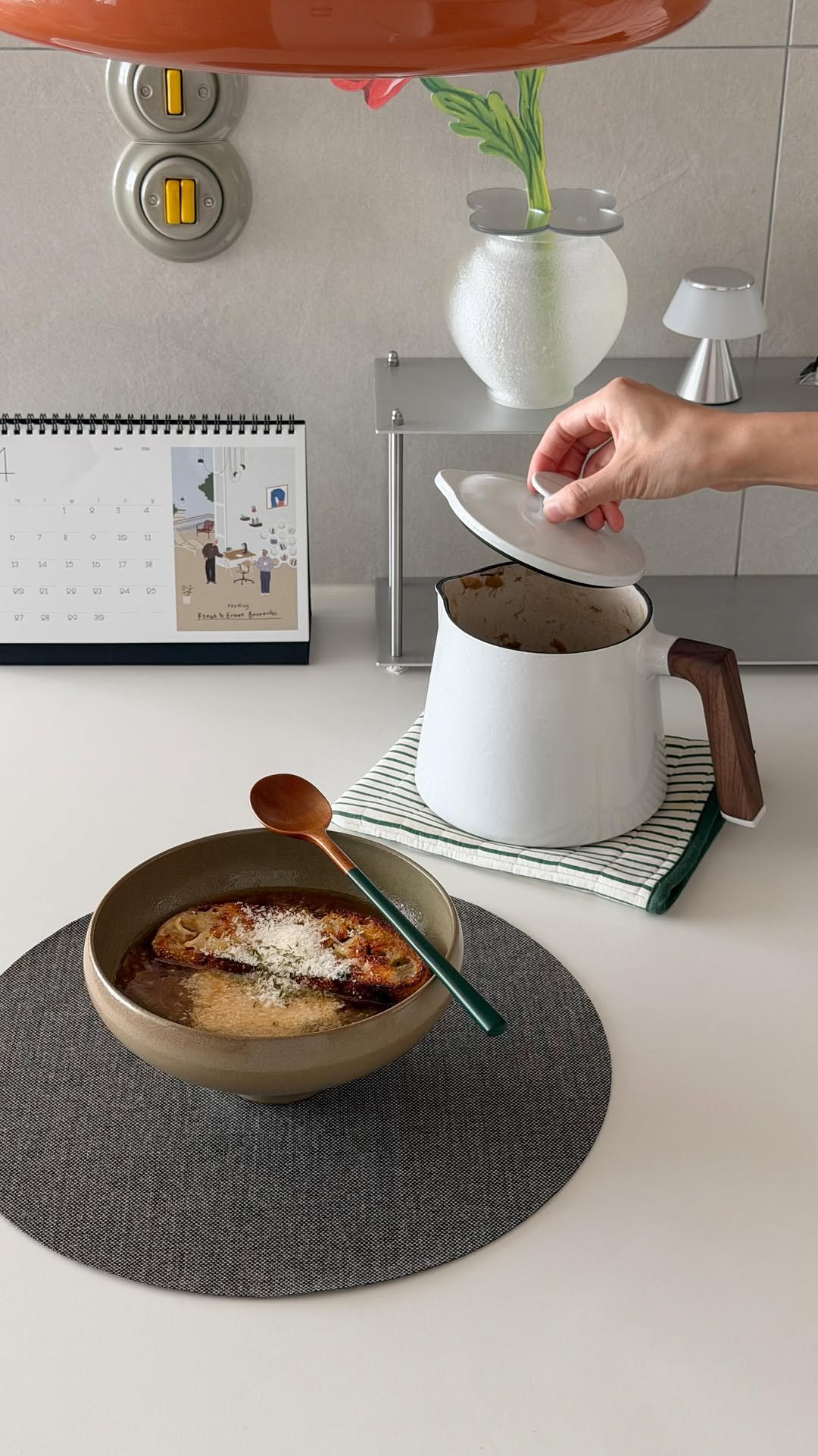 myfavehobby 게시물 이미지: #협찬 #서포터즈
양파수프 만들기 🧅

오늘같이 비 내리는 날엔
뜨끈한 양파수프가...