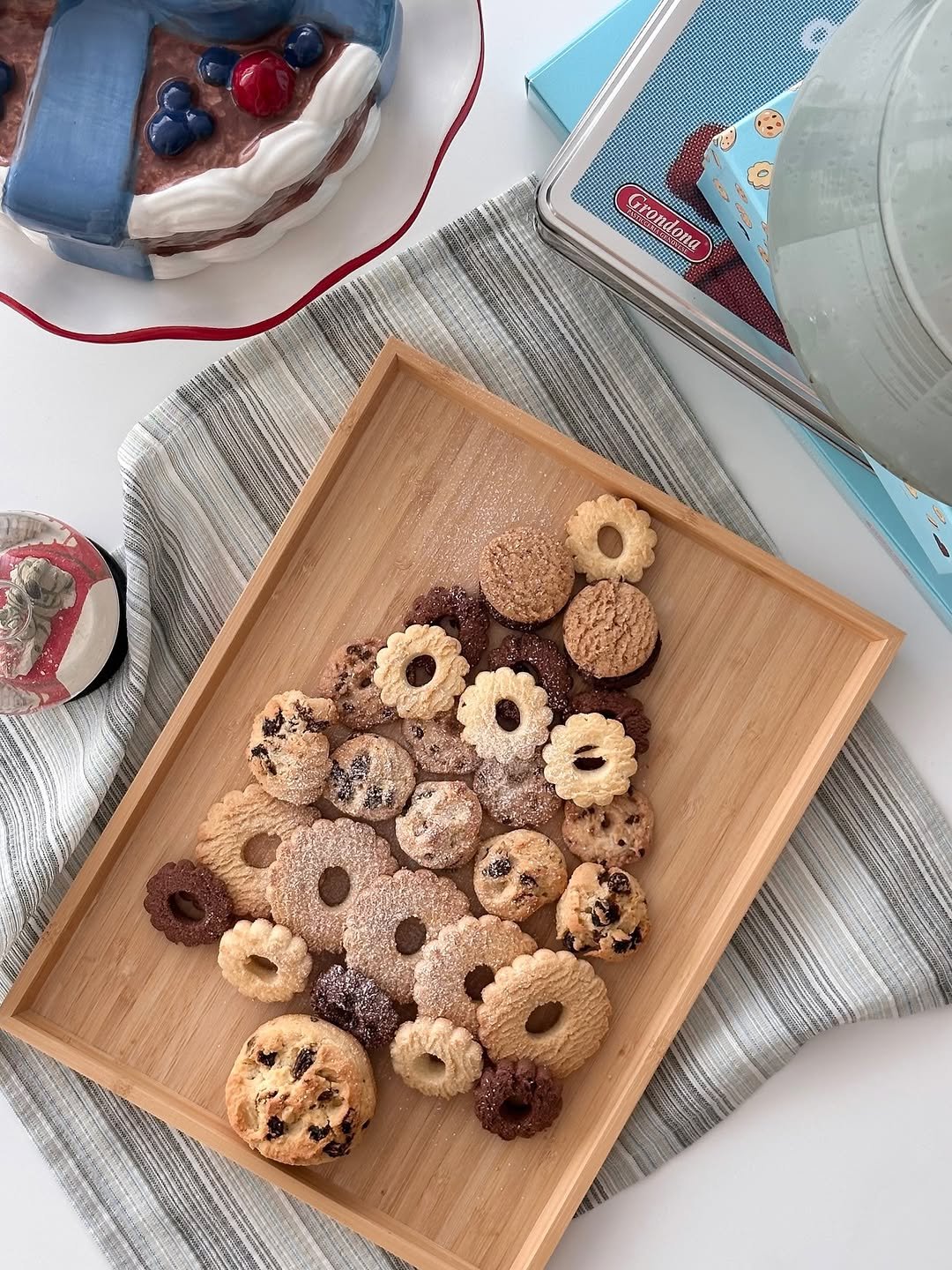 Photo shared by 마페하, myfavehobby on December 24, 2025 tagging @biscottificio_grondona, and @maison_de_gourmet. May be an image of oatmeal cookies, kitchenware, placemat and text.