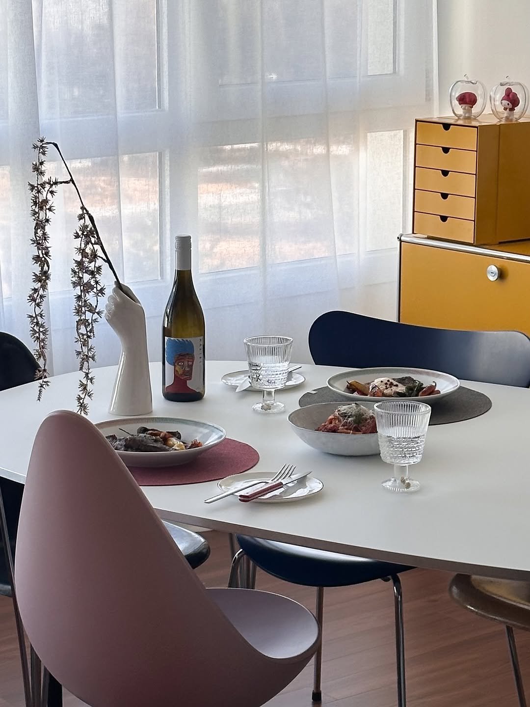 Photo shared by 마페하, myfavehobby on December 26, 2025 tagging @usmmodularfurniture, and @fritzhansen_korea. May be an image of table, curtains, dining table, placemat, tablecloth, indoors and text.