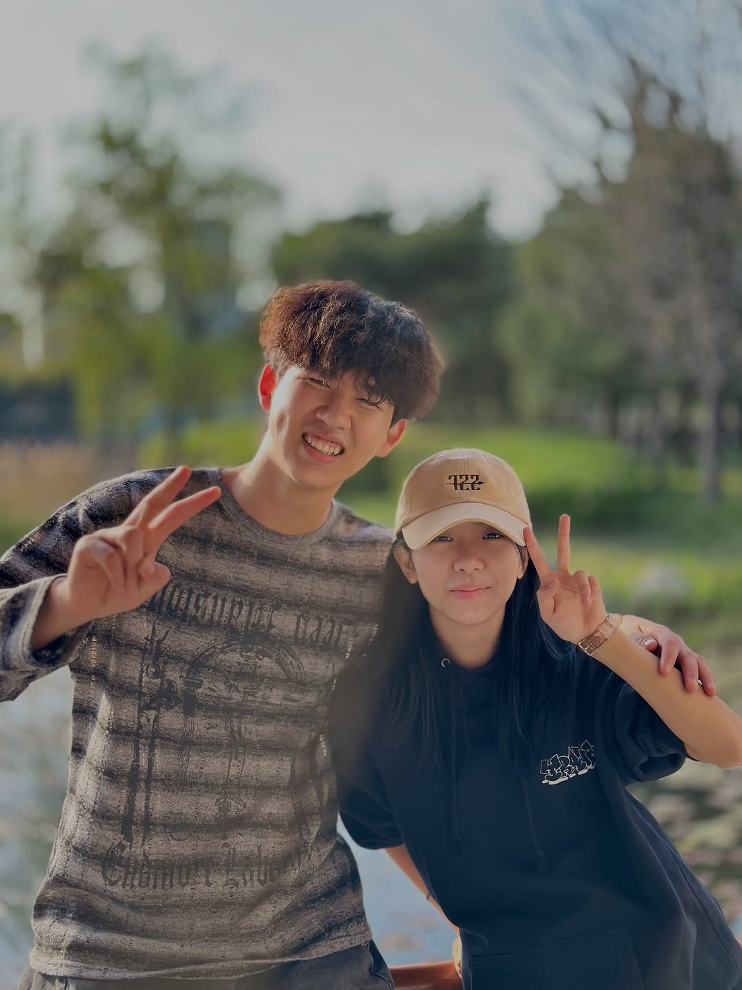 Photo by 어진 | ᴇᴏᴊɪɴ (ɢᴇɴᴇ) | 語珍 on April 16, 2026. May be an image of one or more people, people smiling, top, grass, park and text.