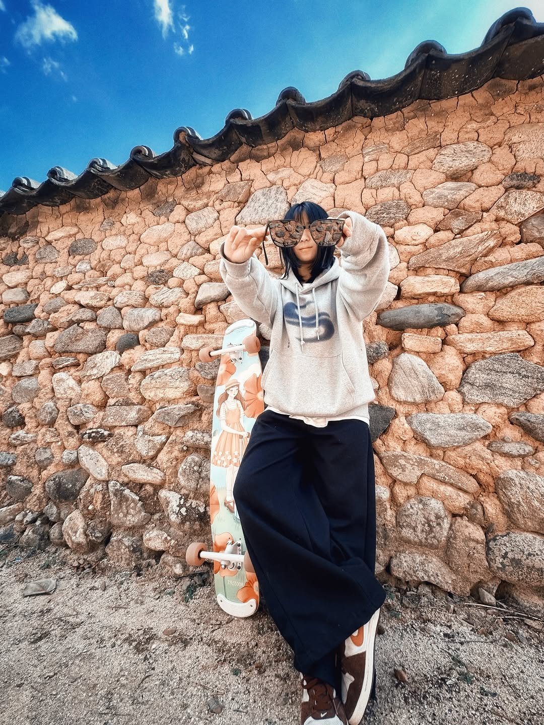 Photo shared by 어진 | ᴇᴏᴊɪɴ (ɢᴇɴᴇ) | 語珍 on January 29, 2026 tagging @alwaysfun_boardshop, @gorillaboard_shop, @rebirth_longboard, and @rebirthextreme_yunlong. May be an image of duffle coat, sweatpants, parka, the Great Wall of China, brick wall, Gyeongbokgung Palace and text.