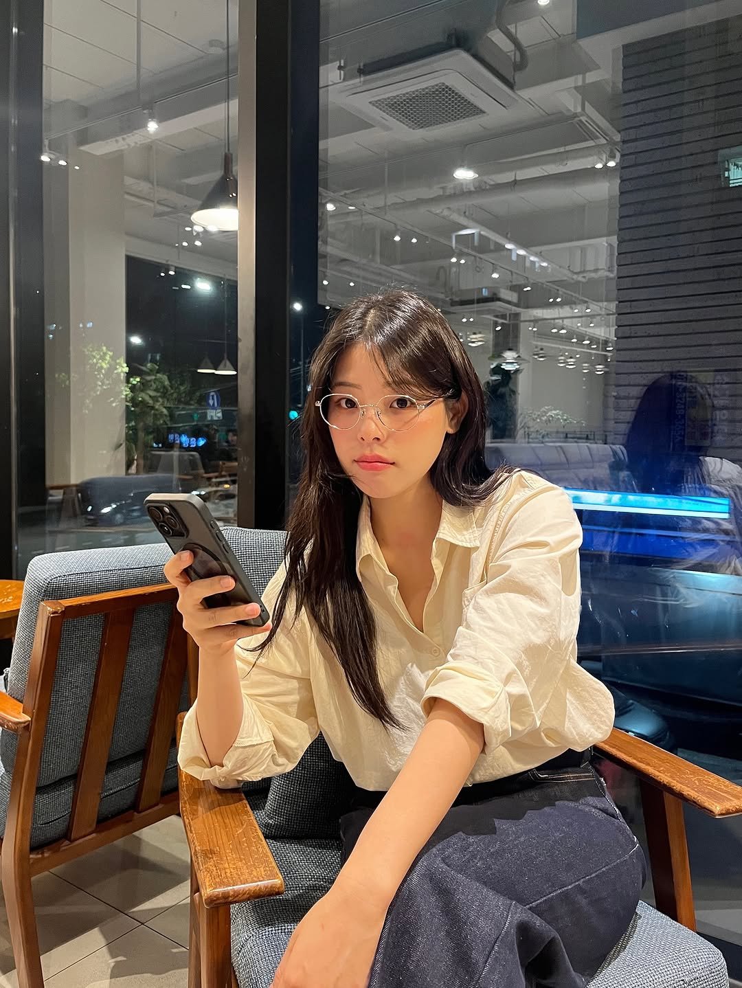 Photo shared by 내맘코 on October 26, 2025 tagging @sparkresearch.kr. May be an image of one or more people, hair, phone, top and text.