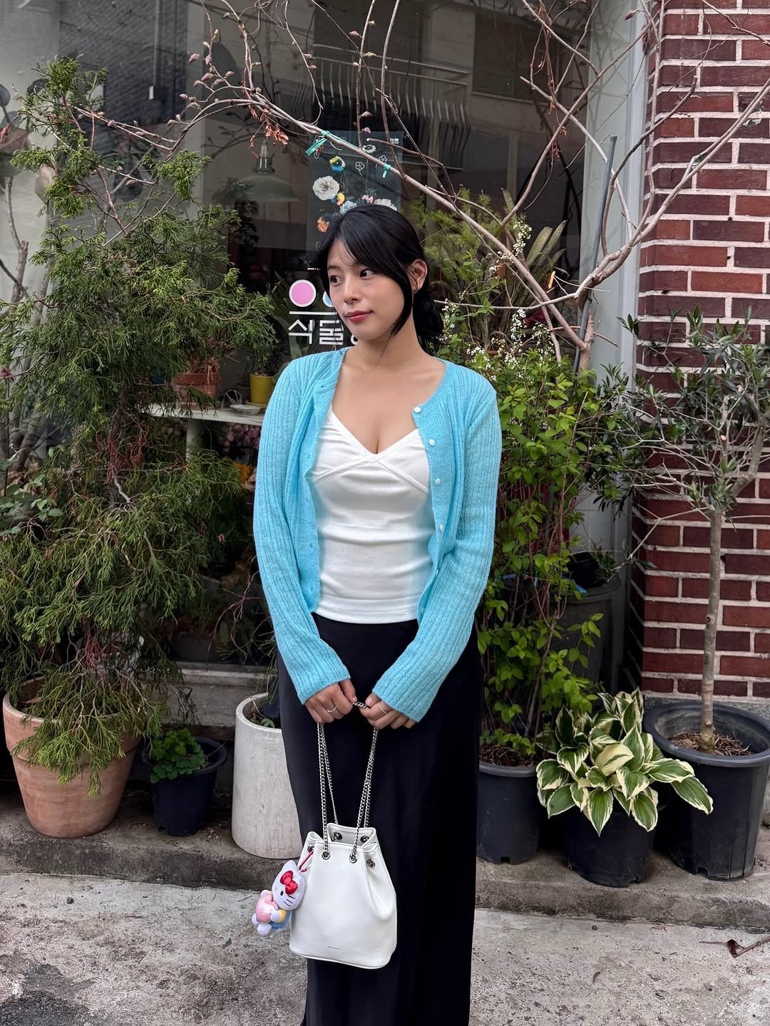 Photo by 내맘코 on April 18, 2026. May be an image of knit, cardigan and text.