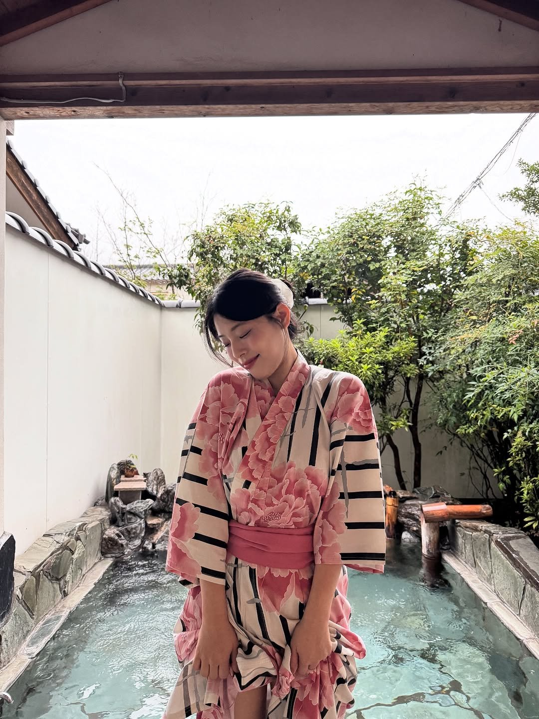 Photo by 내맘코 on September 08, 2025. May be an image of 1 person, sleepwear, bath robe, robe, sarong, pool and text.