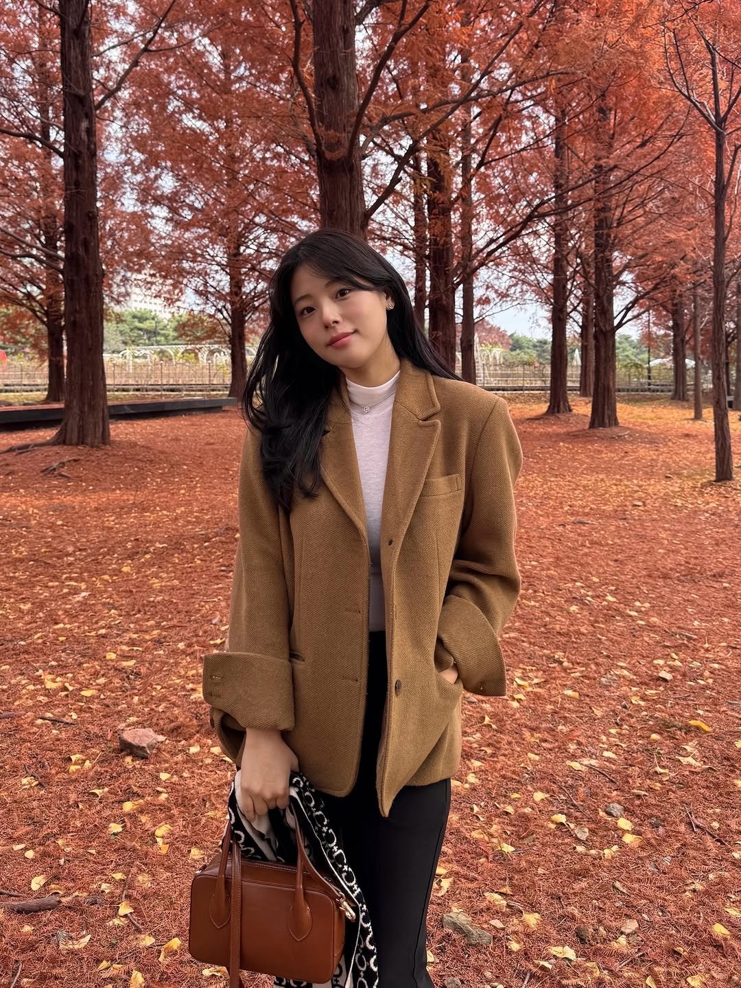 Photo by 내맘코 on November 29, 2025. May be an image of duffle coat, overcoat, parka, turtleneck and text.