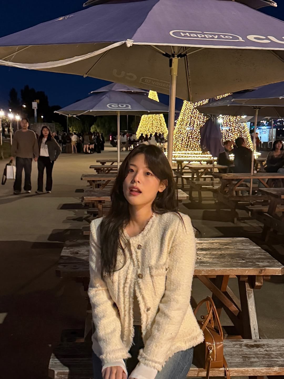 Photo by 내맘코 on October 23, 2025. May be an image of duffle coat, lighting, parka, jacket, outdoors, night and text.