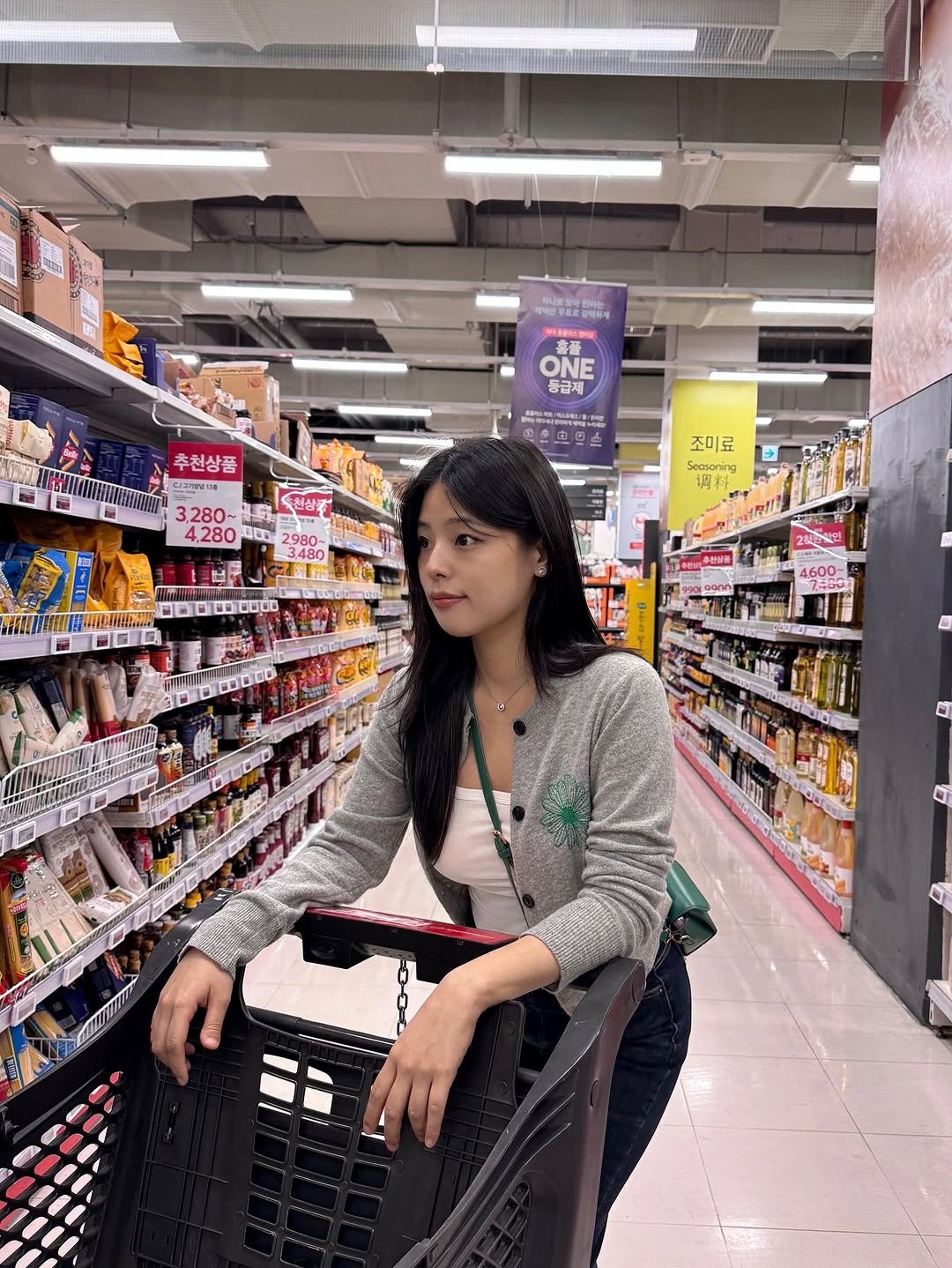 Photo by 내맘코 on October 03, 2025. May be an image of 1 person, cart, buggy, shopping cart and text.