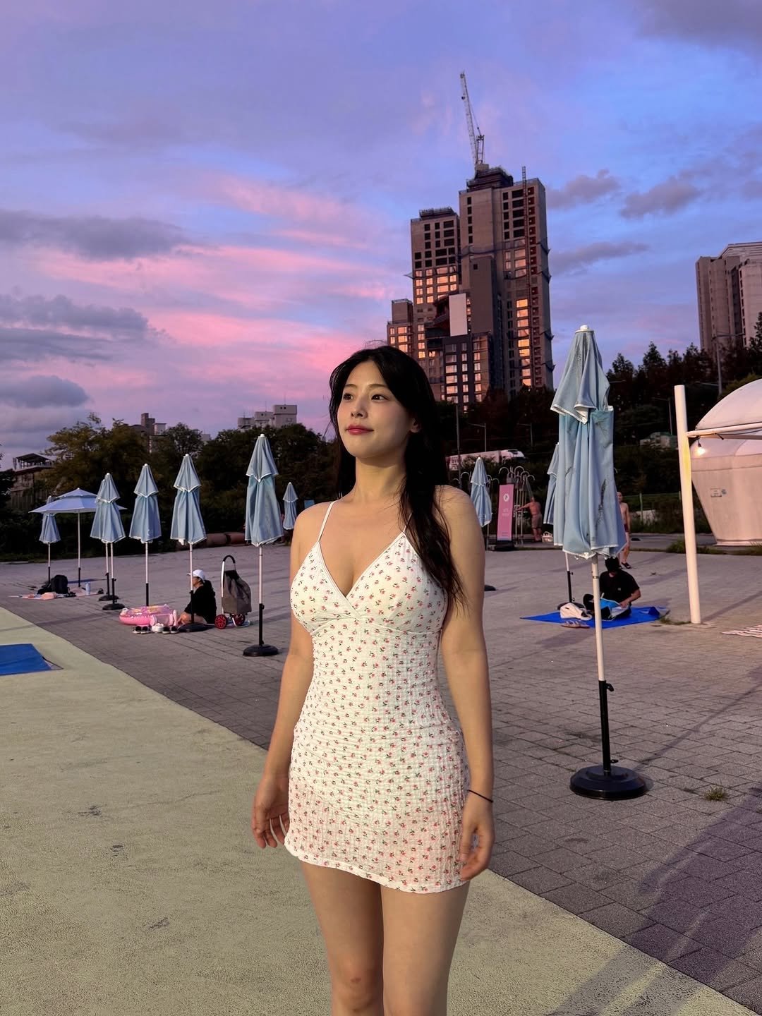 Photo by 내맘코 on August 31, 2025. May be an image of 3 people, jumpsuit, sundress, pool and text.