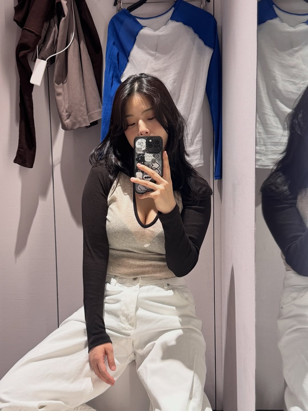 Photo by 내맘코 on February 02, 2026. May be an image of mirror, sweatpants and clothes hanger.