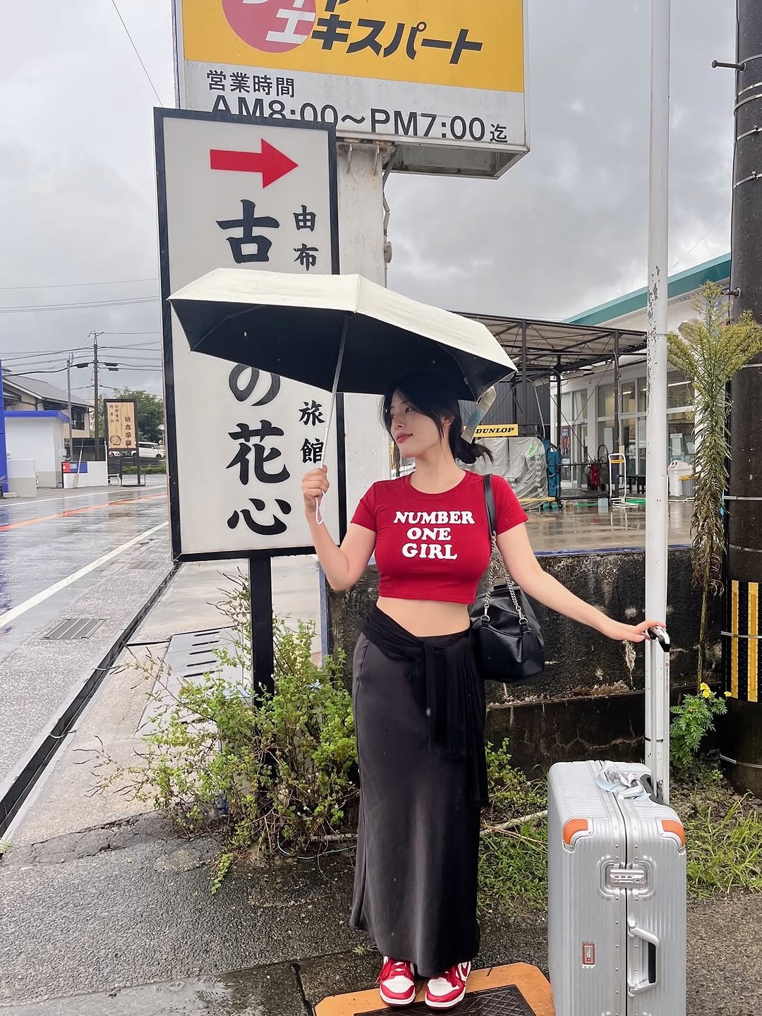 Photo by 내맘코 on September 11, 2025. May be an image of 1 person, umbrella, parasol, Fushimi Inari Taisha, telephone pole, outdoors and text that says 'エキスパート 営業時間 AMBOO~PM7:00 M8.00~ ~PM7:00 → 古来 吉 由 布 0 旅 花 心 花物 福 館 NUMBER ONE GIRL'.