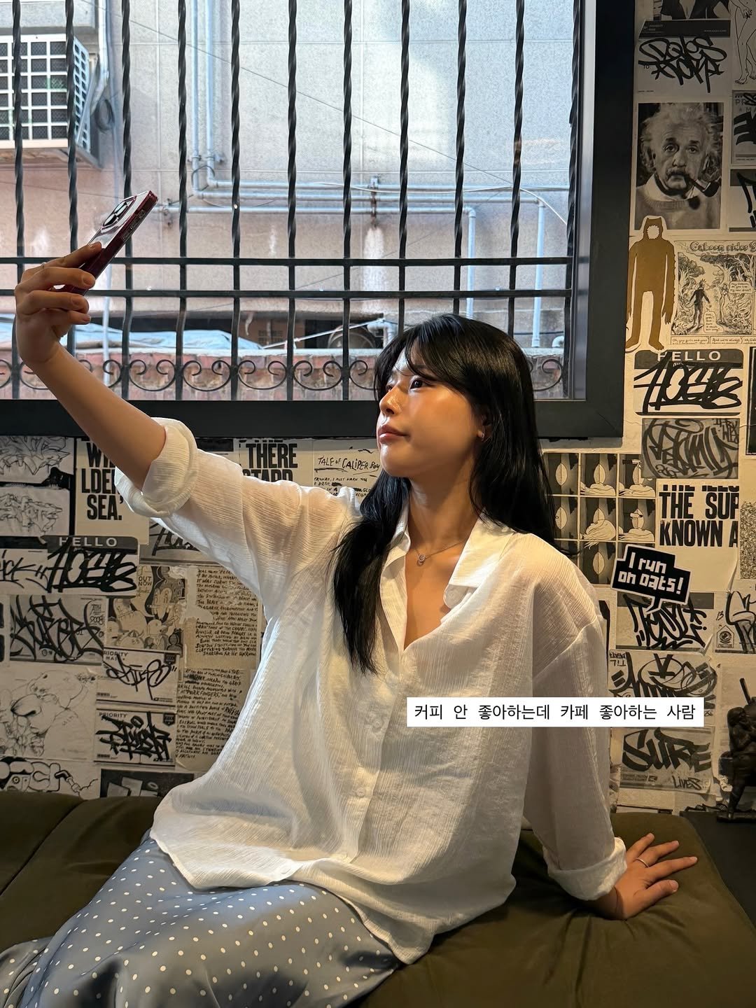 Photo by 내맘코 on April 22, 2026. May be an image of sleepwear, top, cigarette, cornflower and text that says 'CoLs FELLO MIE 神CA局 〔使开品 紅拝 SEA: ruh Oh Dats! TENE 커피안 커피 안 좋아하는데 카페 커피안좋아하는데카페좋아하는 좋아하는 좋아하는 사람 정극'.
