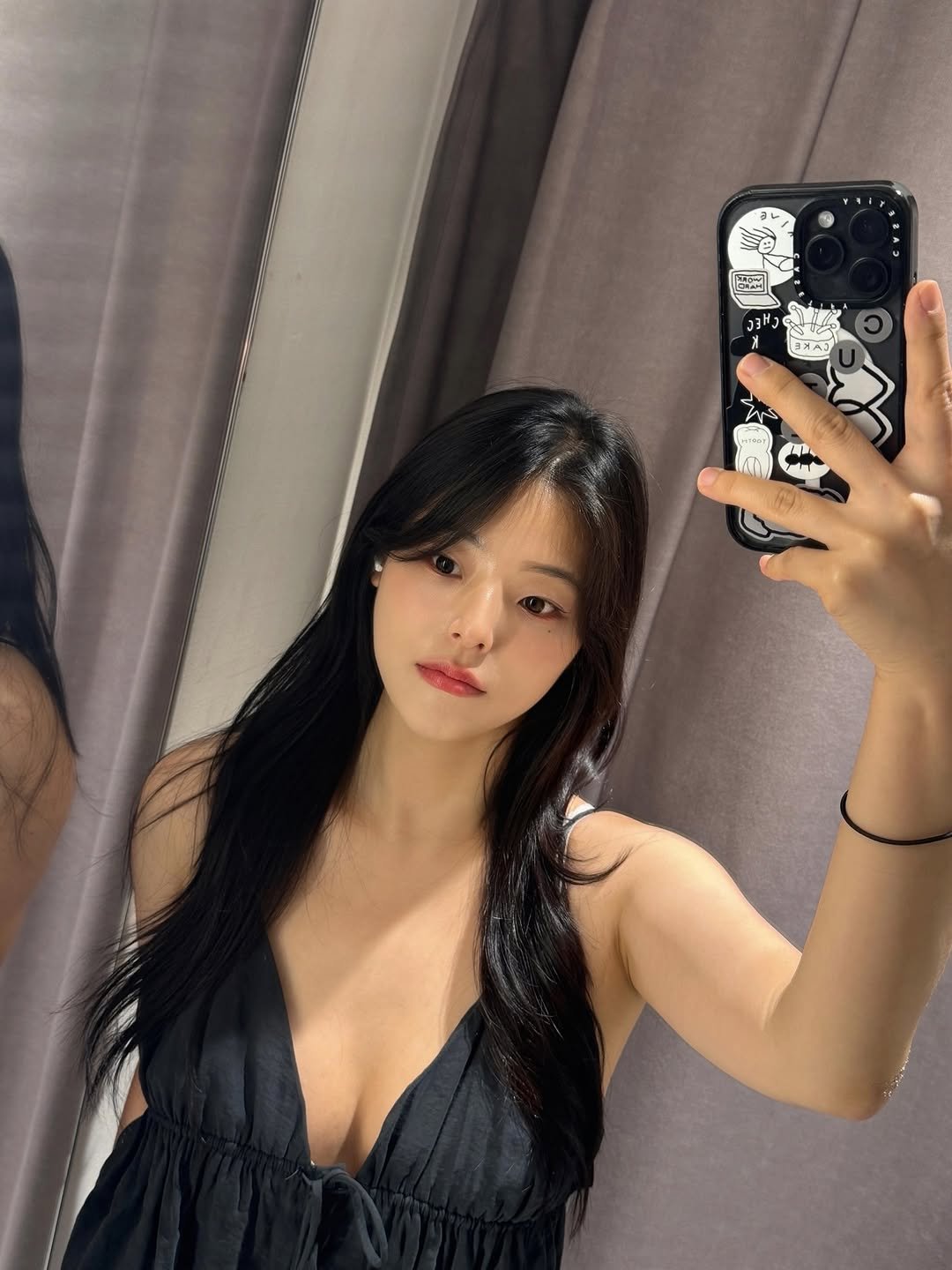 Photo by 내맘코 on August 21, 2025. May be a selfie of 1 person, hair, slip, sundress, chemise, halter top, mirror and text.