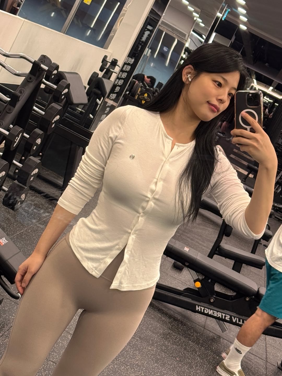 Photo by 내맘코 on December 30, 2025. May be a selfie of one or more people, biceps, activewear, mirror, top and text.