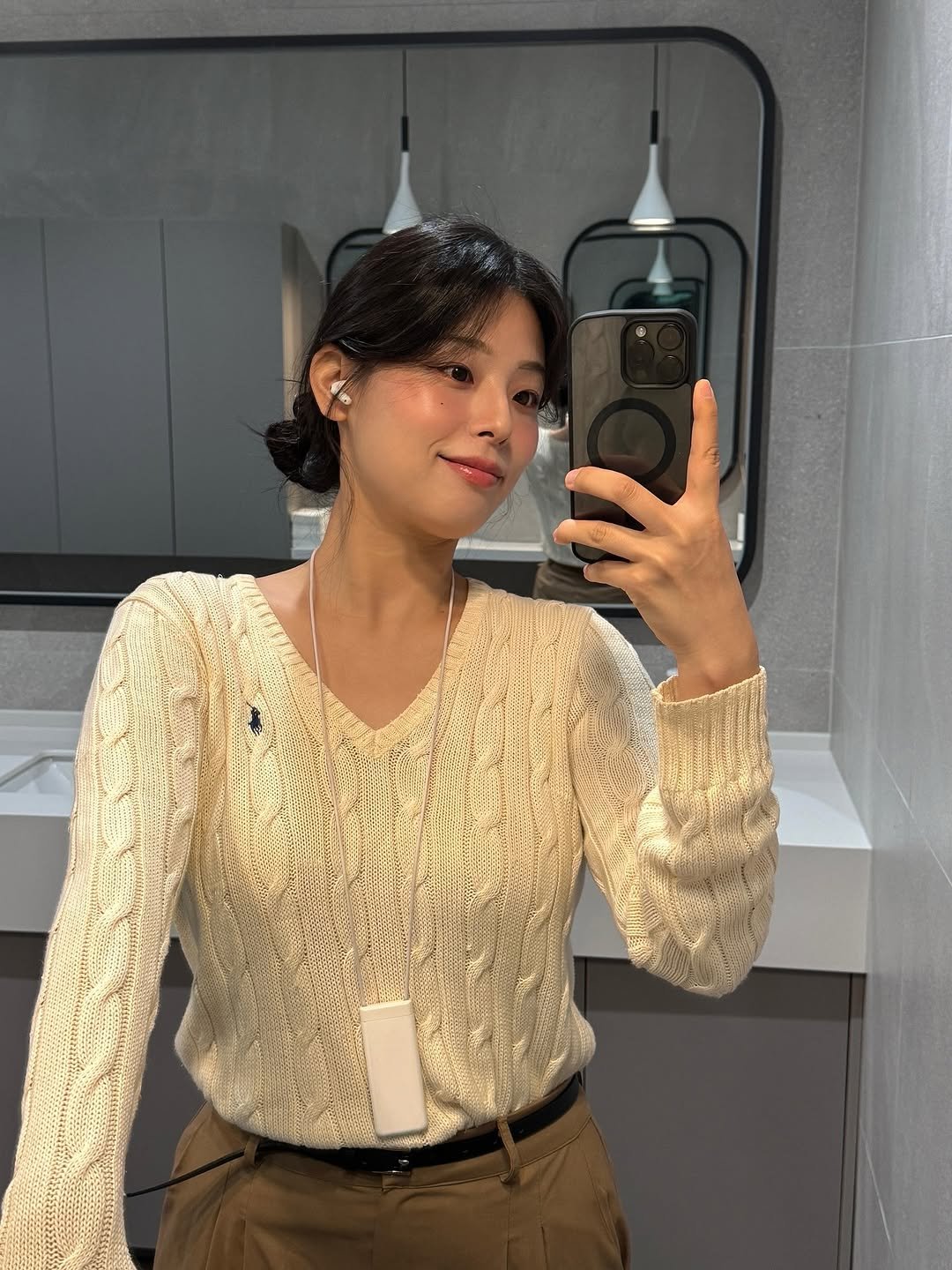 Photo by 내맘코 on October 10, 2025. May be a selfie of sweater, top, cardigan, turtleneck and text.