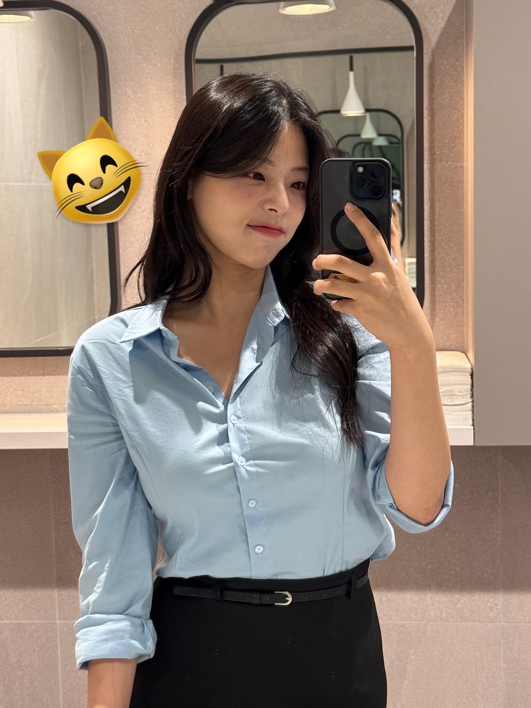 Photo by 내맘코 on October 01, 2025. May be a selfie of 1 person, hair, mirror, top and text.