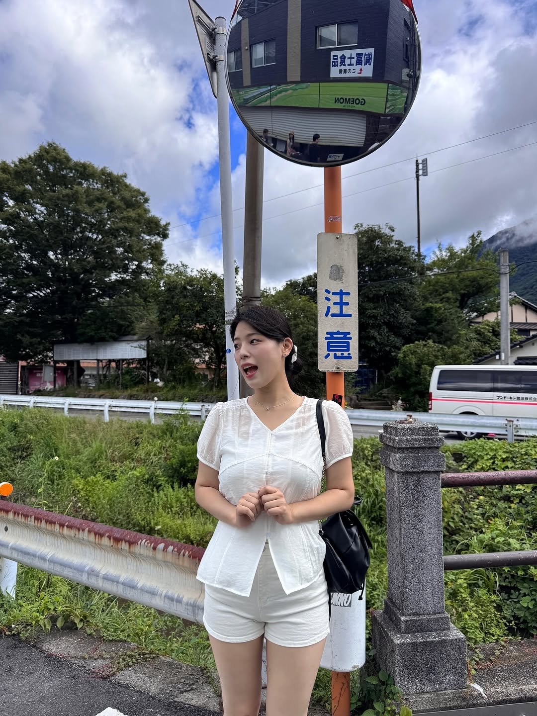 Photo by 내맘코 on September 08, 2025. May be an image of 1 person, parking meter, cablecar, train, phone, bus and text.