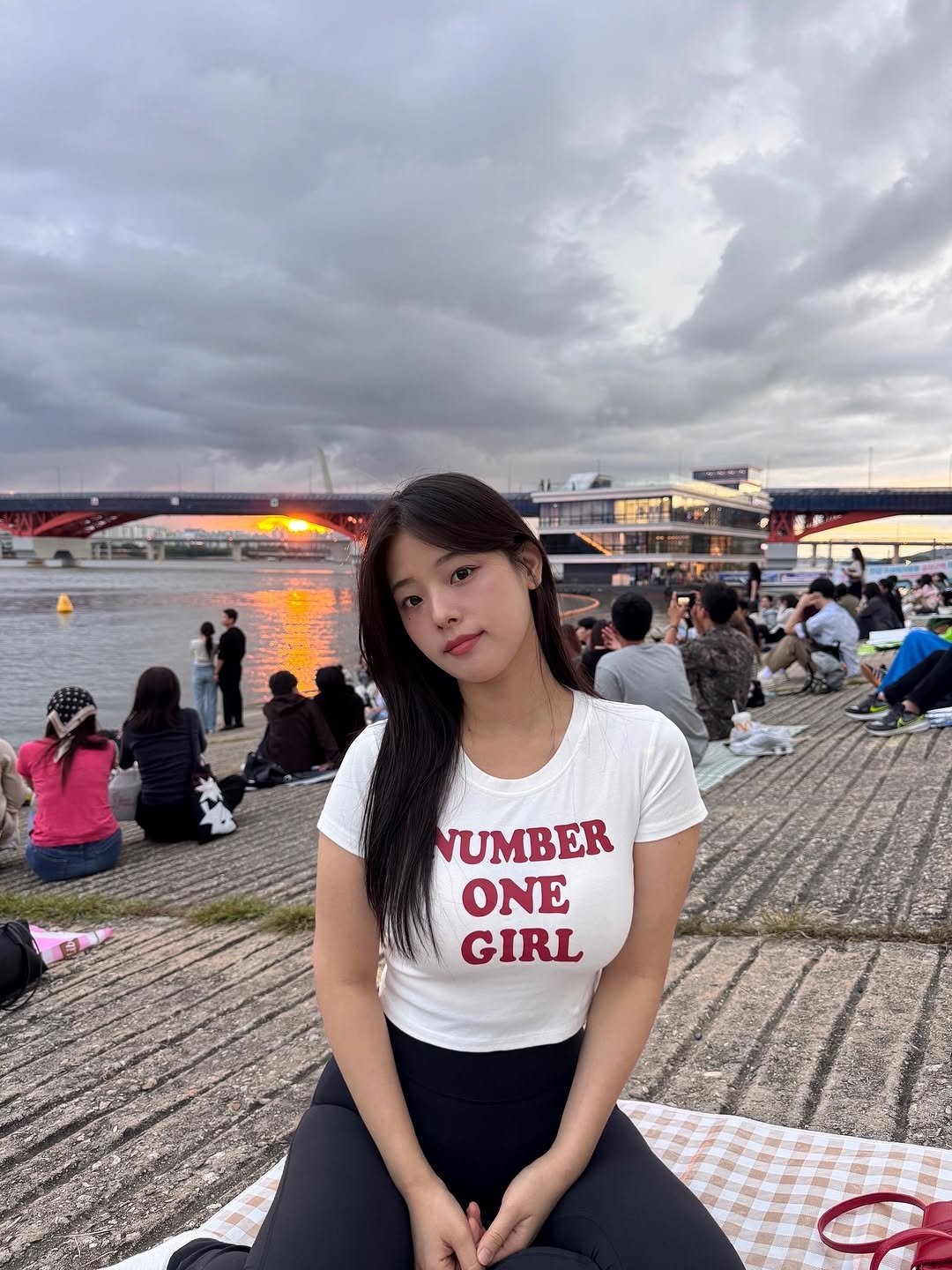 Photo by 내맘코 on September 20, 2025. May be an image of 7 people, picnic and text that says 'NUMBER ONE GIRL'.