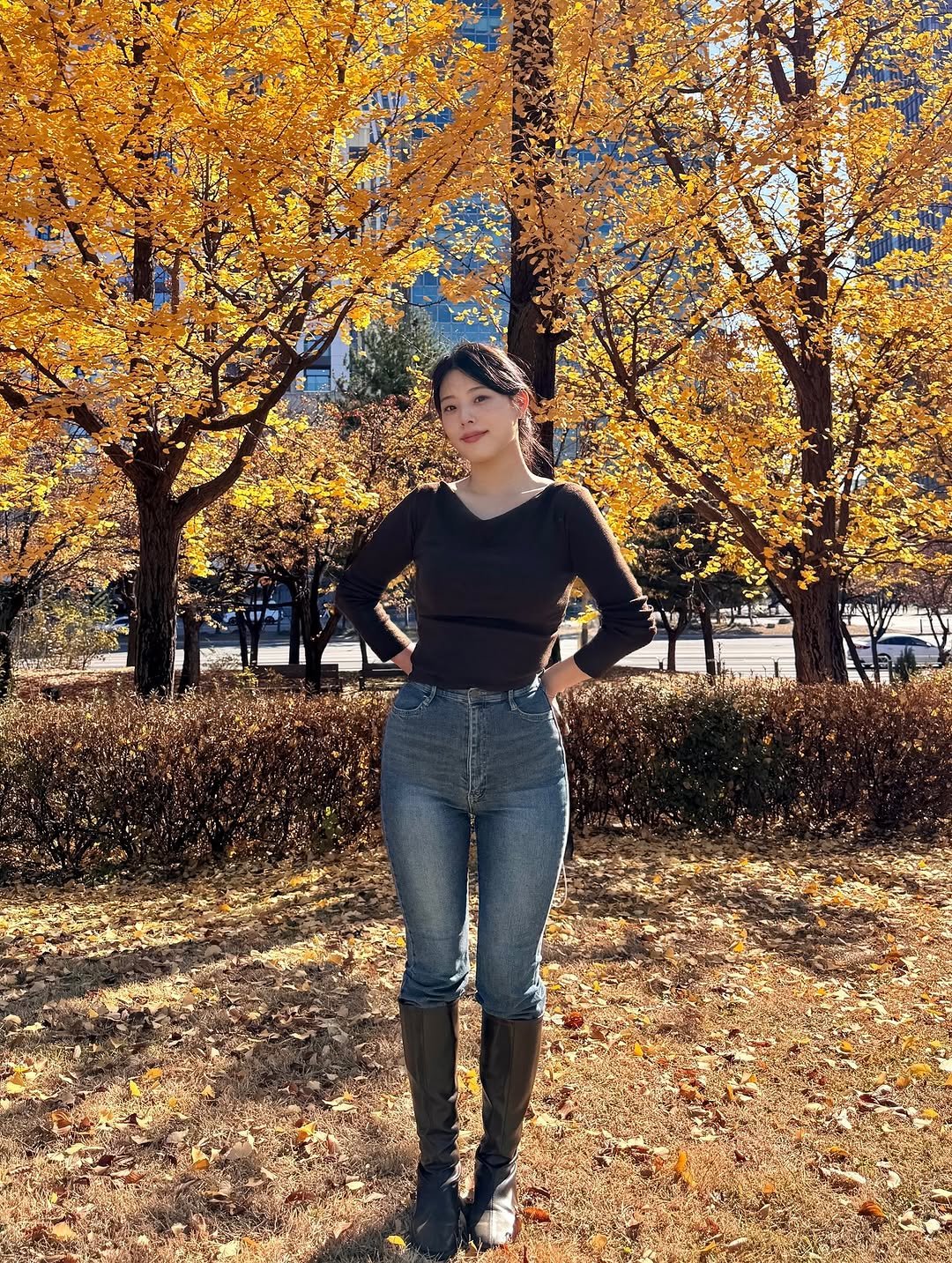 Photo by 내맘코 on November 13, 2025. May be an image of standing, turtleneck, park and text.