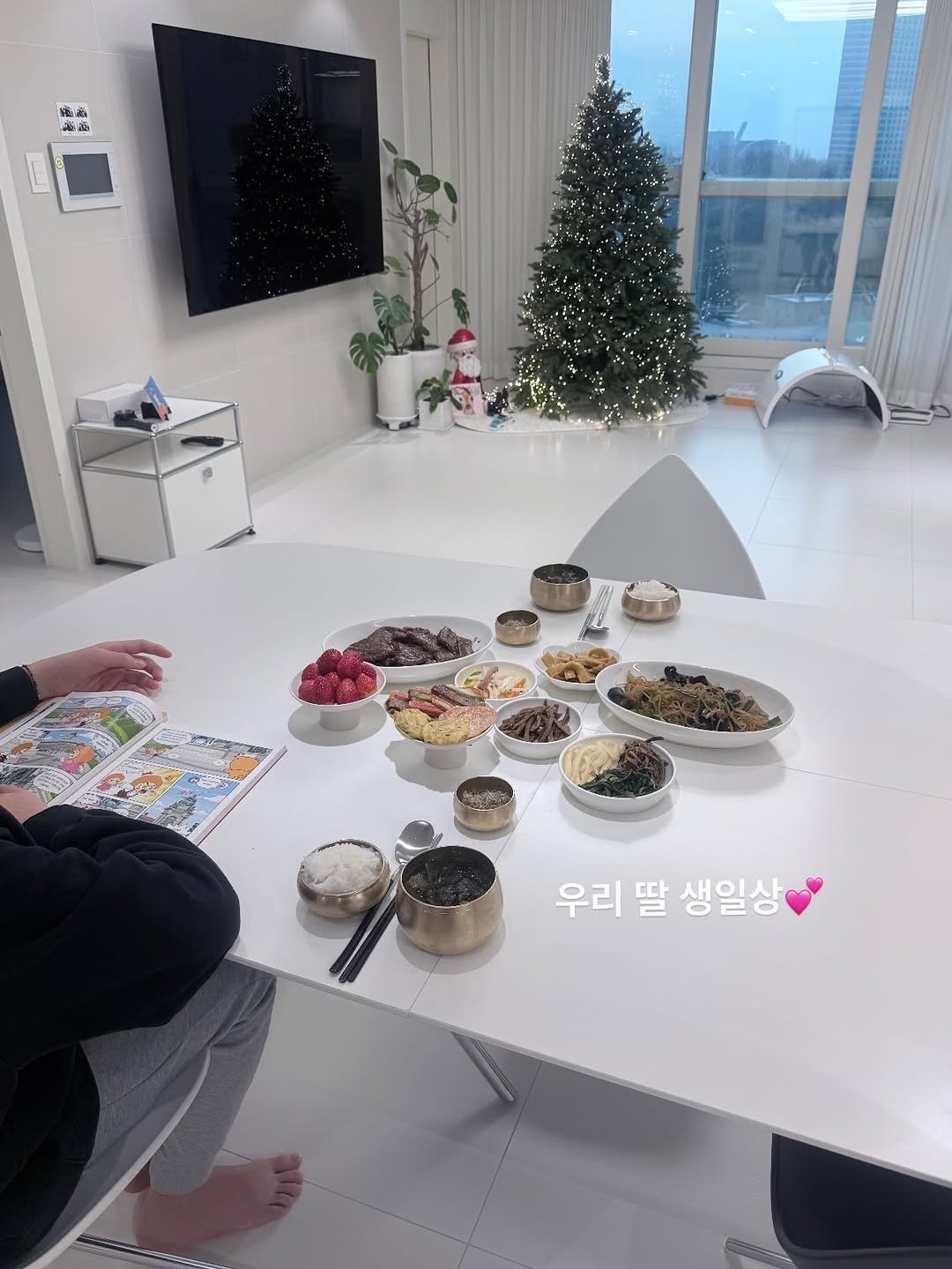 Photo shared by 뽀이맘 민영 on January 07, 2026 tagging @mymomstagram, and @minobjet. May be an image of ‎text that says '‎鹿品 اد - 우리 우리딸생일상 딸 생일상‎'‎.