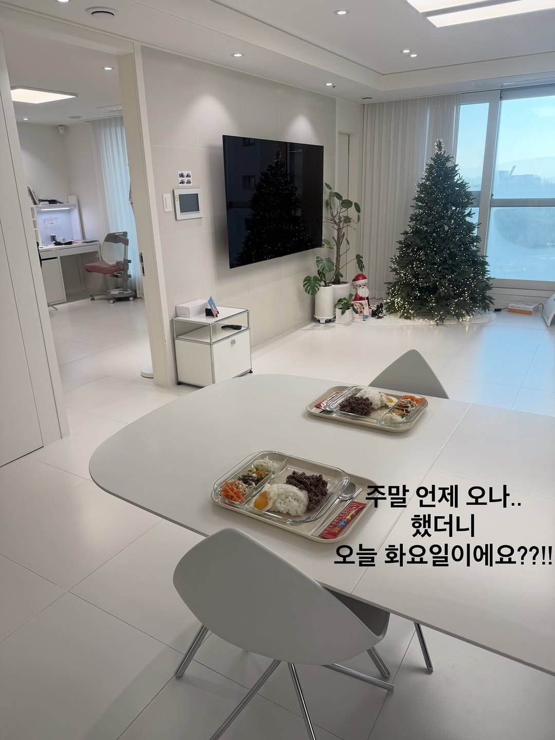 Photo shared by 뽀이맘 민영 on January 06, 2026 tagging @mymomstagram, and @minobjet. May be an image of christmas tree, lighting, furniture, indoors, office and text that says 'おん 노주말언제오나.. 주말 언제 오나.. 했더니 오늘 화요일이에요??!!'.