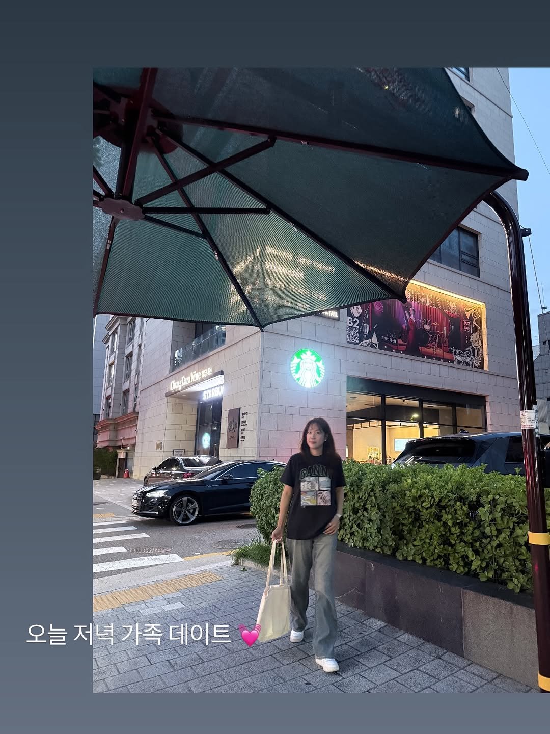 mymomstagram 게시물 이미지: 가족 데이트)
생맥주 먹겠다고 버스타고..
잠원한강공원 농구장 앞에 bbq 가서...