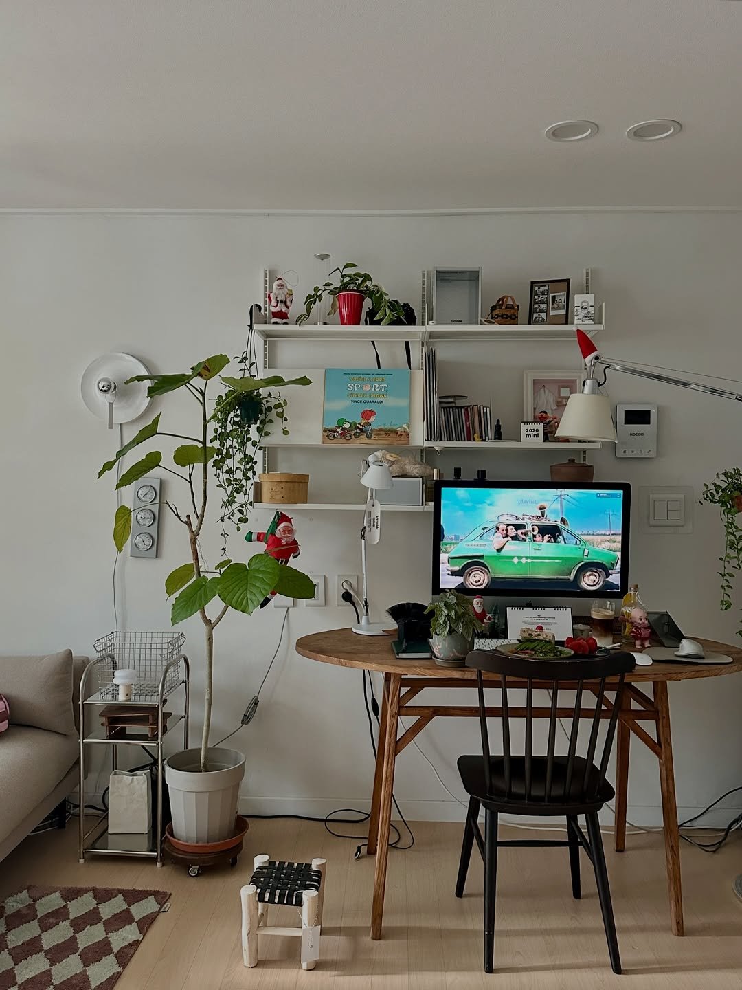 Photo by 혜미 ◡̈ on December 21, 2025. May be an image of house plant, living room, indoors and text.