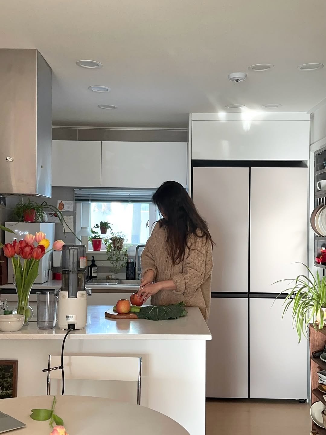 Photo shared by 혜미 ◡̈ on January 31, 2026 tagging @hurom_official. May be an image of refrigerator, pot, cabinet, indoors, kitchen and text.