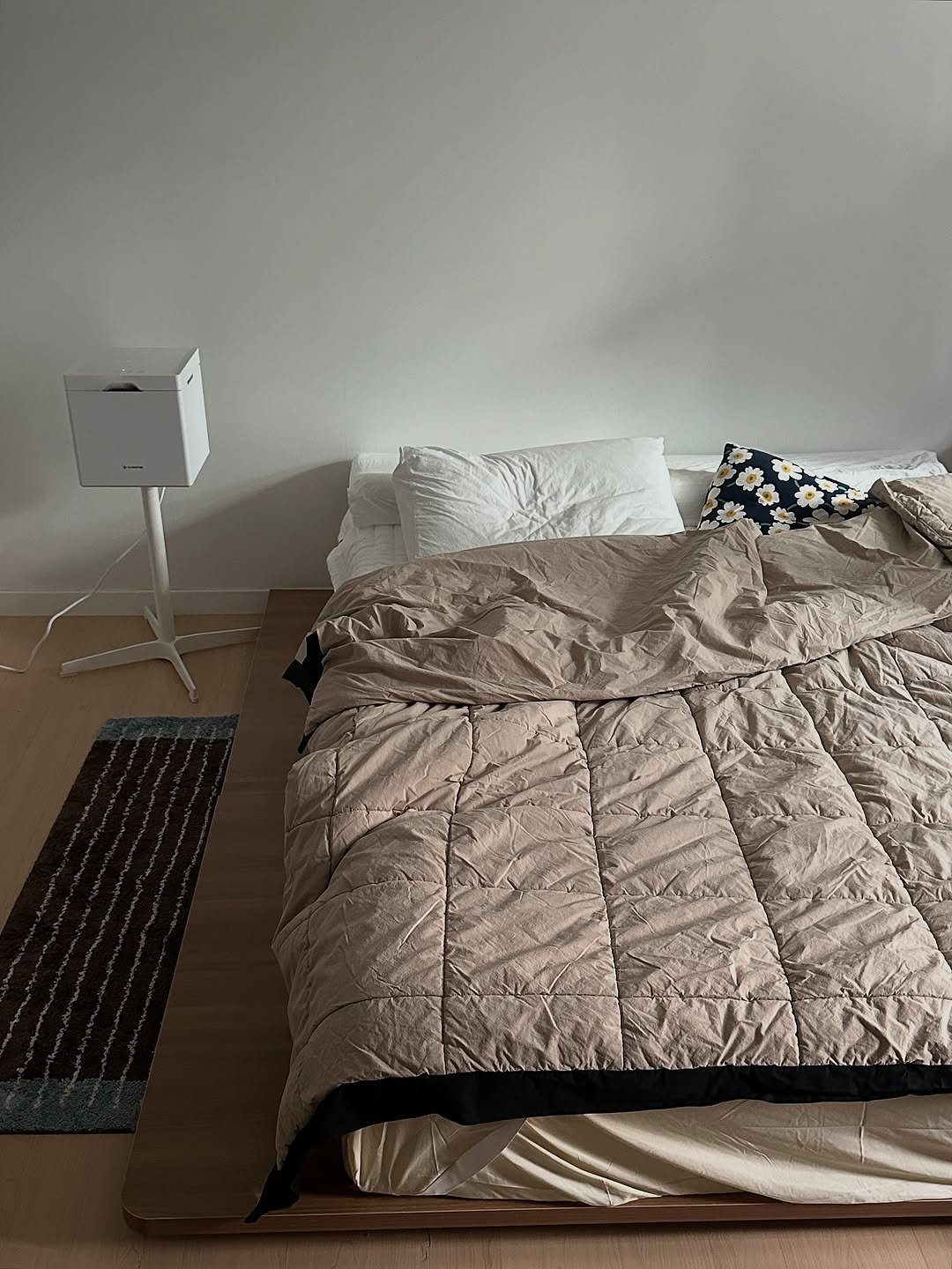 Photo shared by 혜미 ◡̈ on November 05, 2025 tagging @carepod_korea. May be an image of bed, mattress, futon, blanket, bedroom and text.