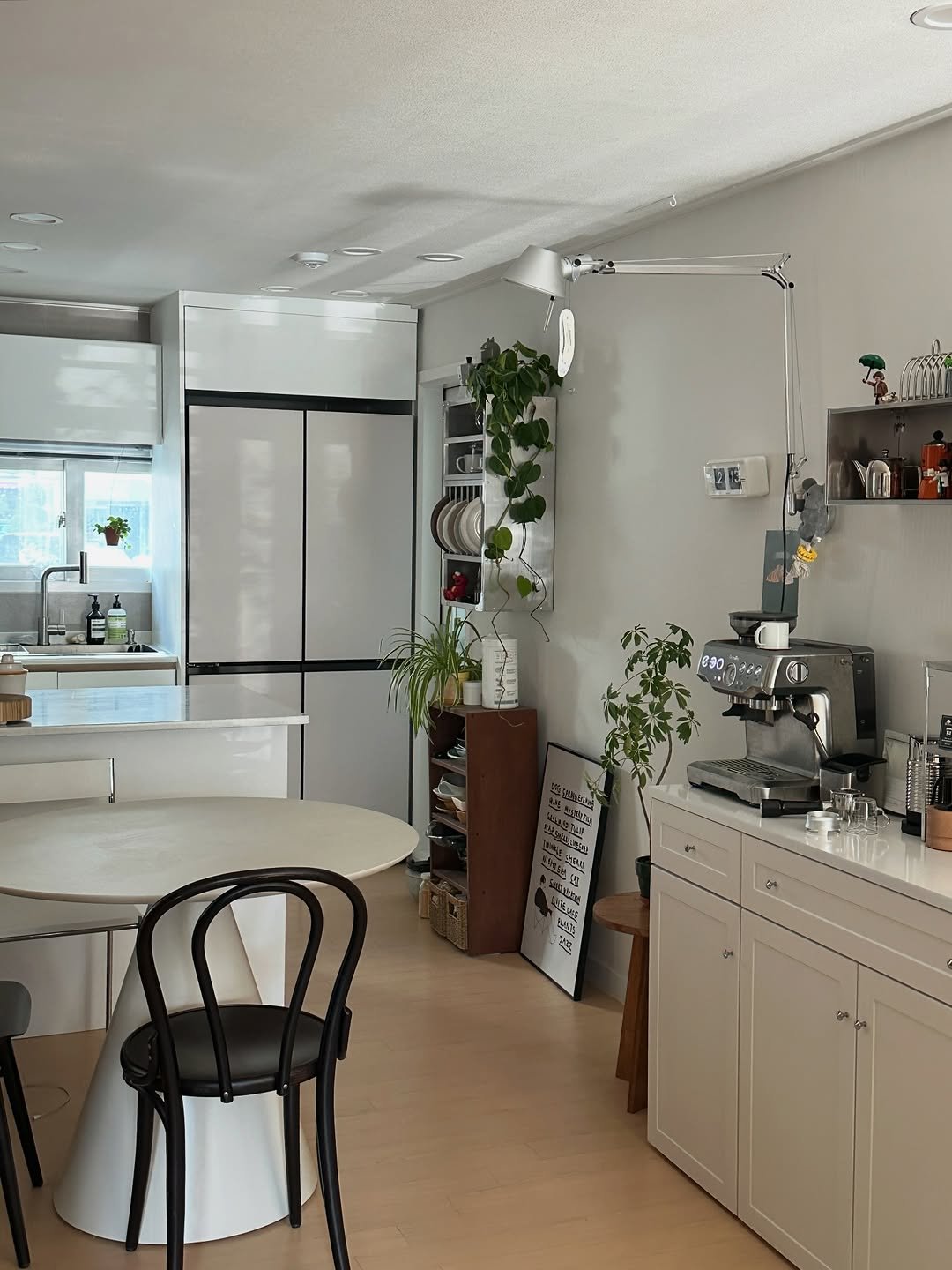 Photo by 혜미 ◡̈ on February 13, 2026. May be an image of kitchen table, house plant, mistletoe cactus, indoors, kitchen and text.