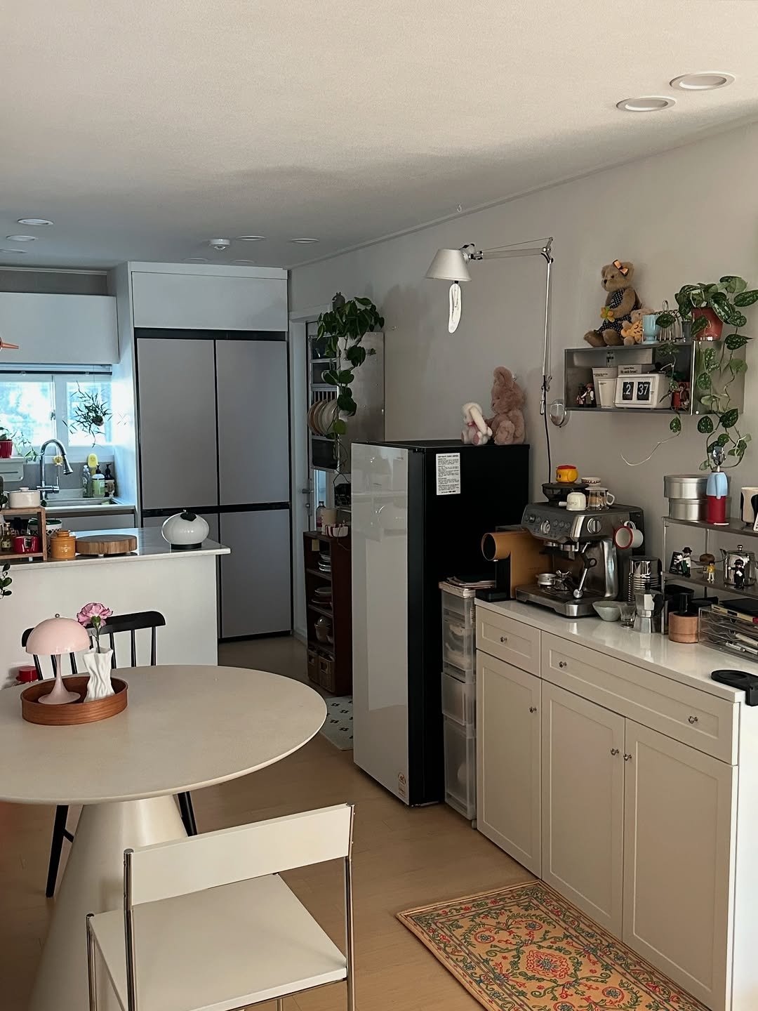 Photo by 혜미 ◡̈ on December 15, 2025. May be an image of dishwasher, cabinet, refrigerator, kitchen table, indoors, kitchen and text.