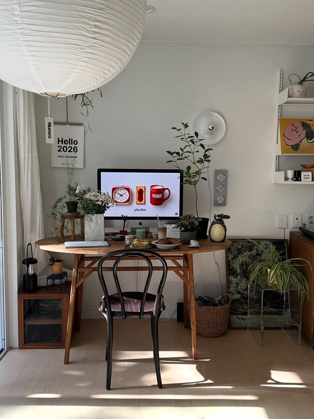 Photo shared by 혜미 ◡̈ on November 01, 2025 tagging @mebaju_bakery. May be an image of dining table, house plant, desk, living room, indoors and text.