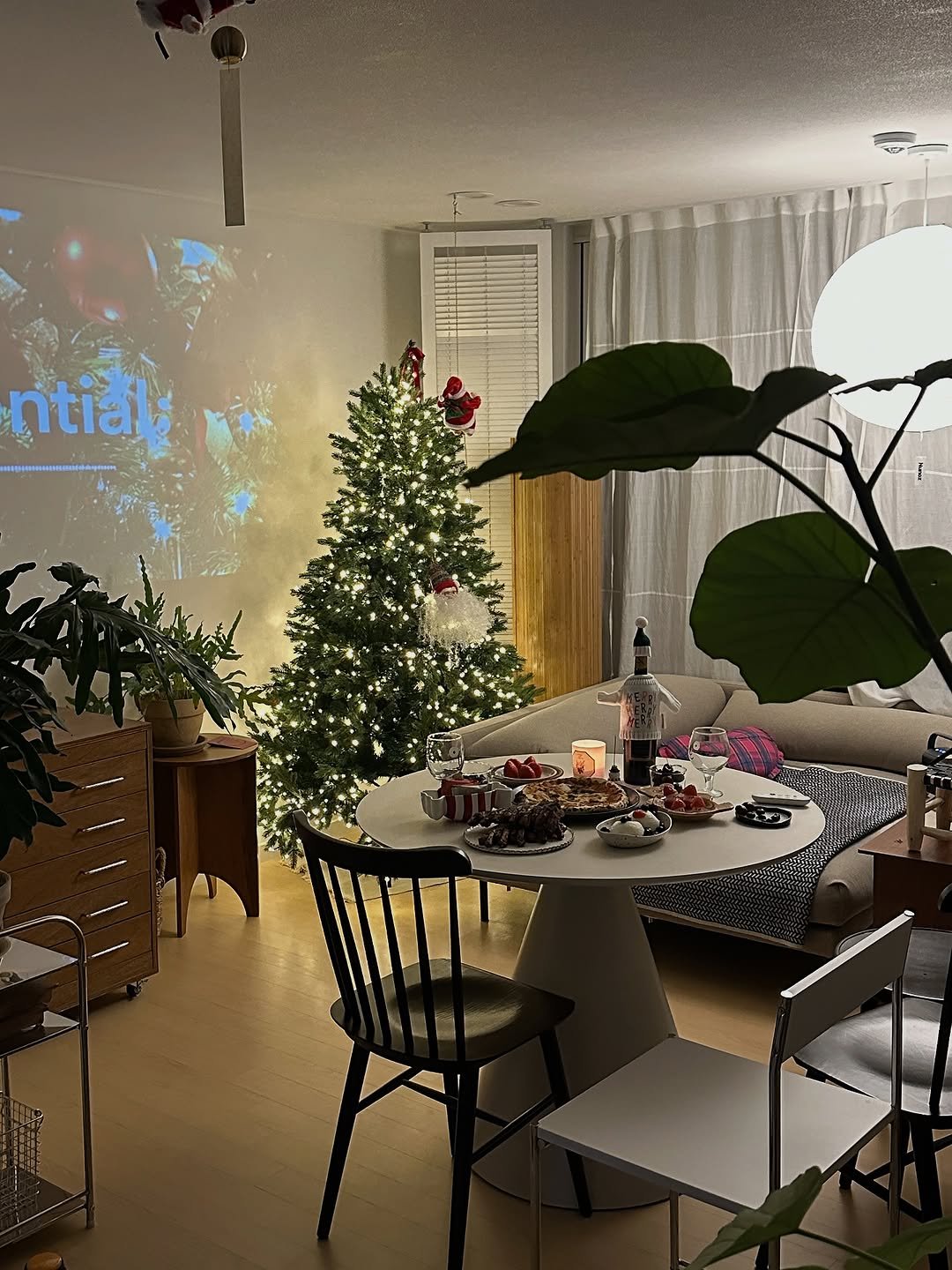 Photo by 혜미 ◡̈ on December 25, 2025. May be an image of christmas tree, dining table, kitchen table and text.