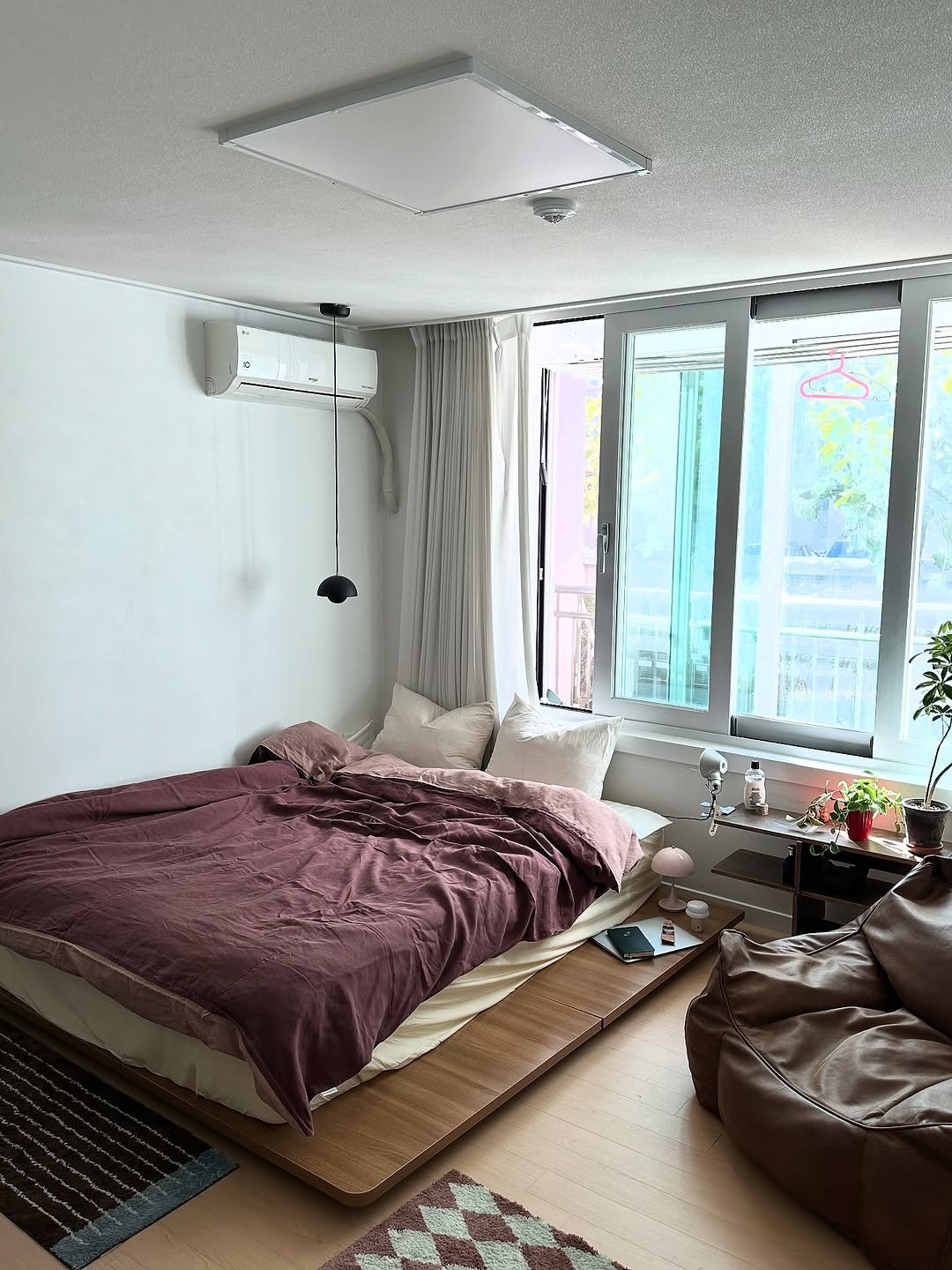 Photo by 혜미 ◡̈ on November 09, 2025. May be an image of headboard, mattress, indoors, bedroom and text.