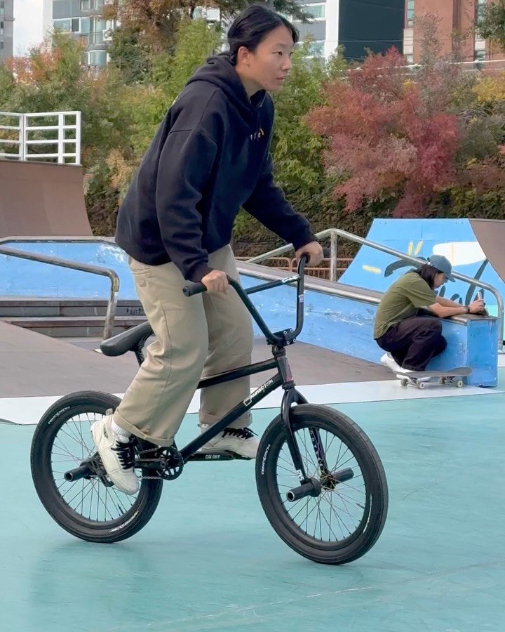 mynameisyena 게시물 이미지: 🌬️🍂
@street_culture_mag @thebloombmx...