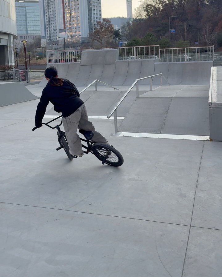 mynameisyena 게시물 이미지: Seoul riding😼
@street_culture_mag @thebloombmx...