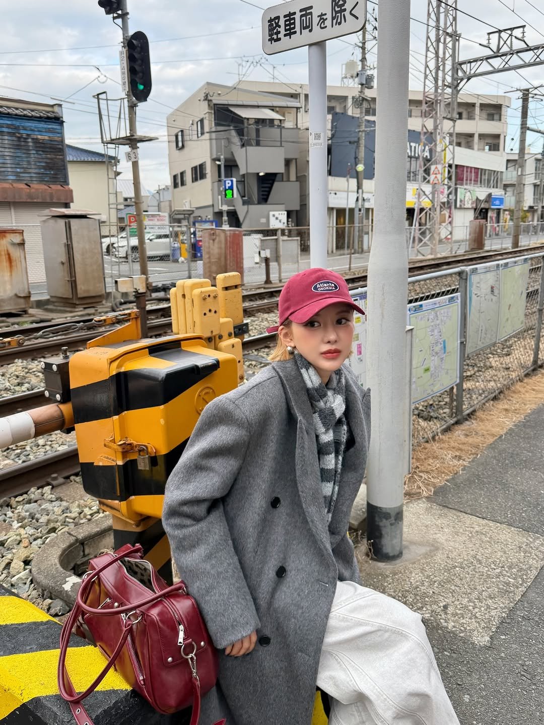 Photo by 묘정 on February 06, 2026. May be an image of duffle coat, overcoat, train, hat, parka and text that says '軽車両を断く A MSE'.