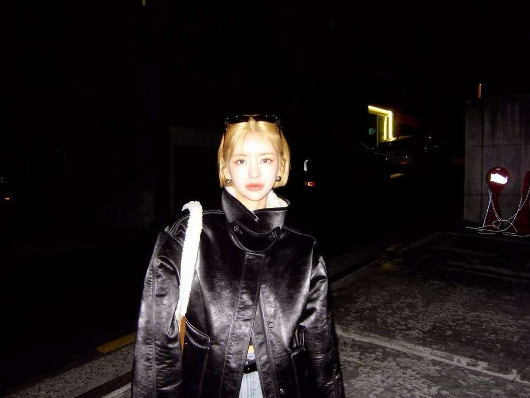 Photo by 묘정 on January 31, 2026. May be an image of one or more people, hair, duffle coat, parka, street and text.