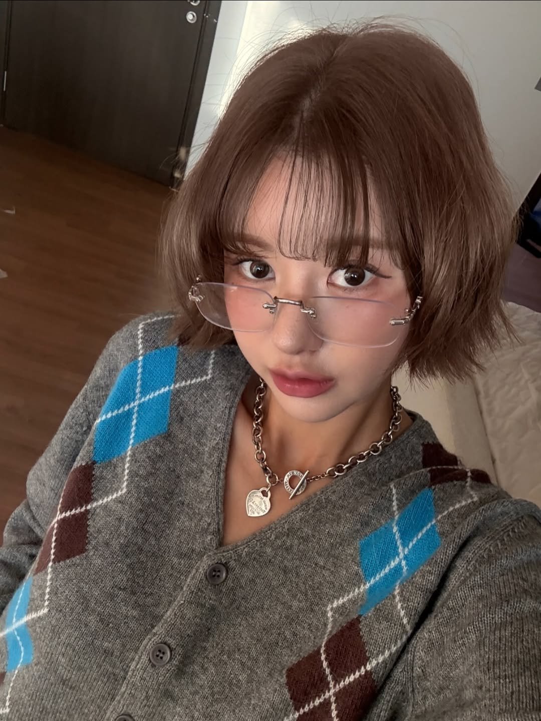 Photo shared by 묘정 on January 27, 2026 tagging @sw19_official, and @michiko_london_kr. May be a selfie of one or more people, bangs, top, turtleneck and text.